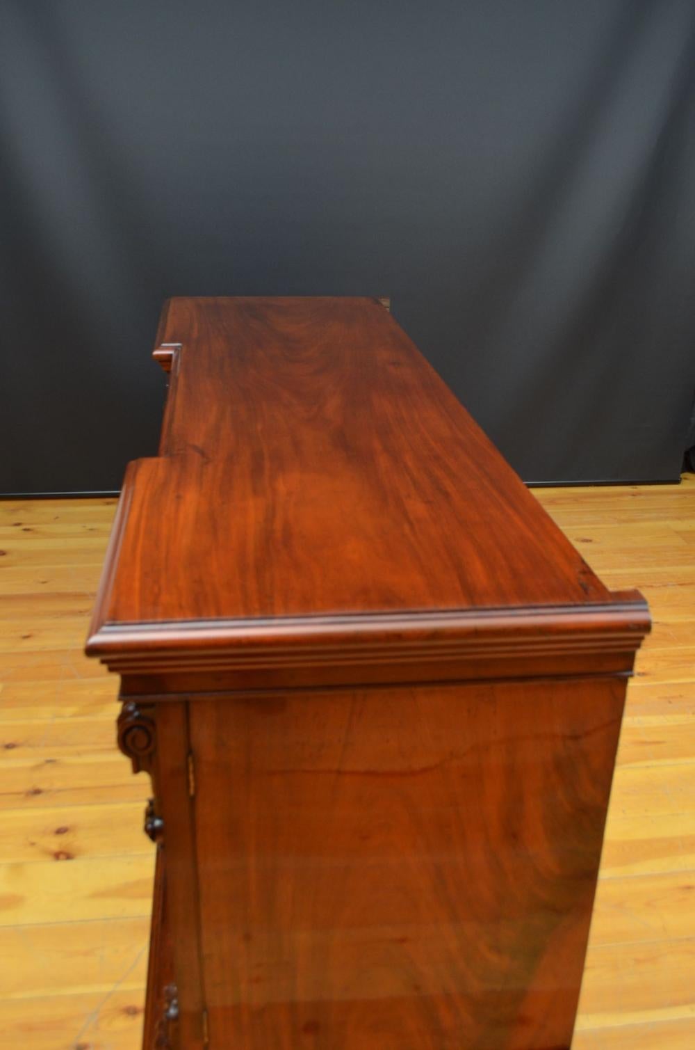 Credenza vittoriana con piedistallo in mogano in vendita 10