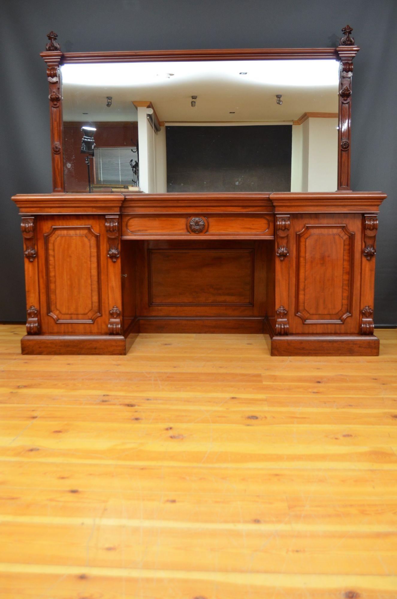 RO41 Grande schienale a specchio inglese di alta qualità
credenza con piedistallo in mogano, con uno specchio originale foxed fiancheggiato da intagli sopra un piano in mogano massiccio figurato con cassetto centrale sopra due armadi con