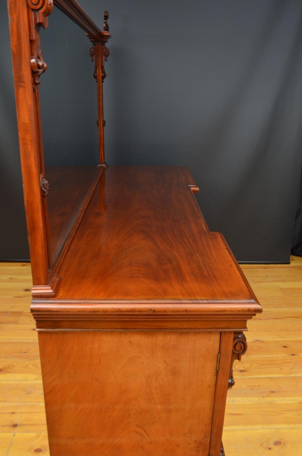 XIX secolo Credenza vittoriana con piedistallo in mogano in vendita
