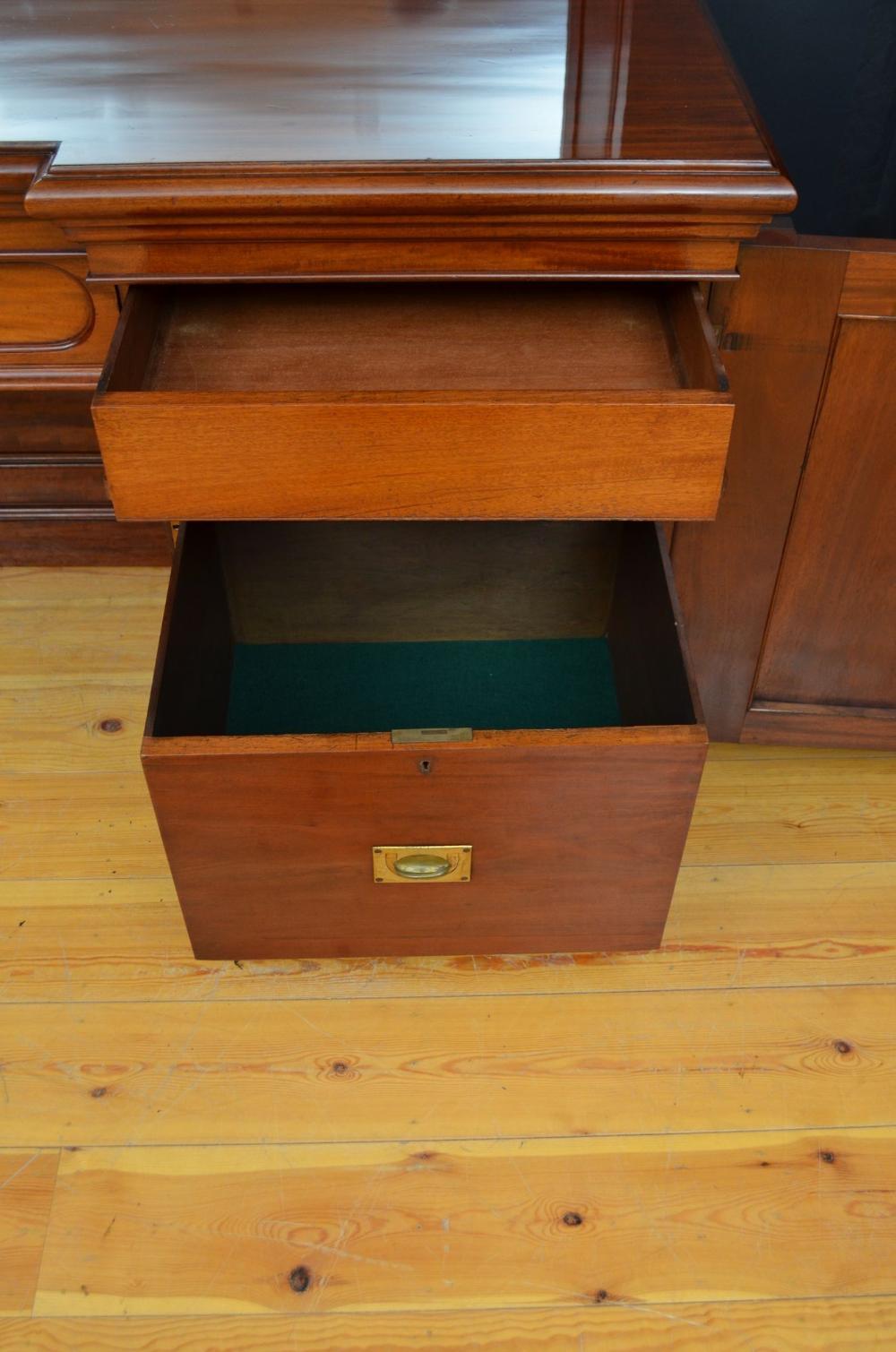 Credenza vittoriana con piedistallo in mogano in vendita 4