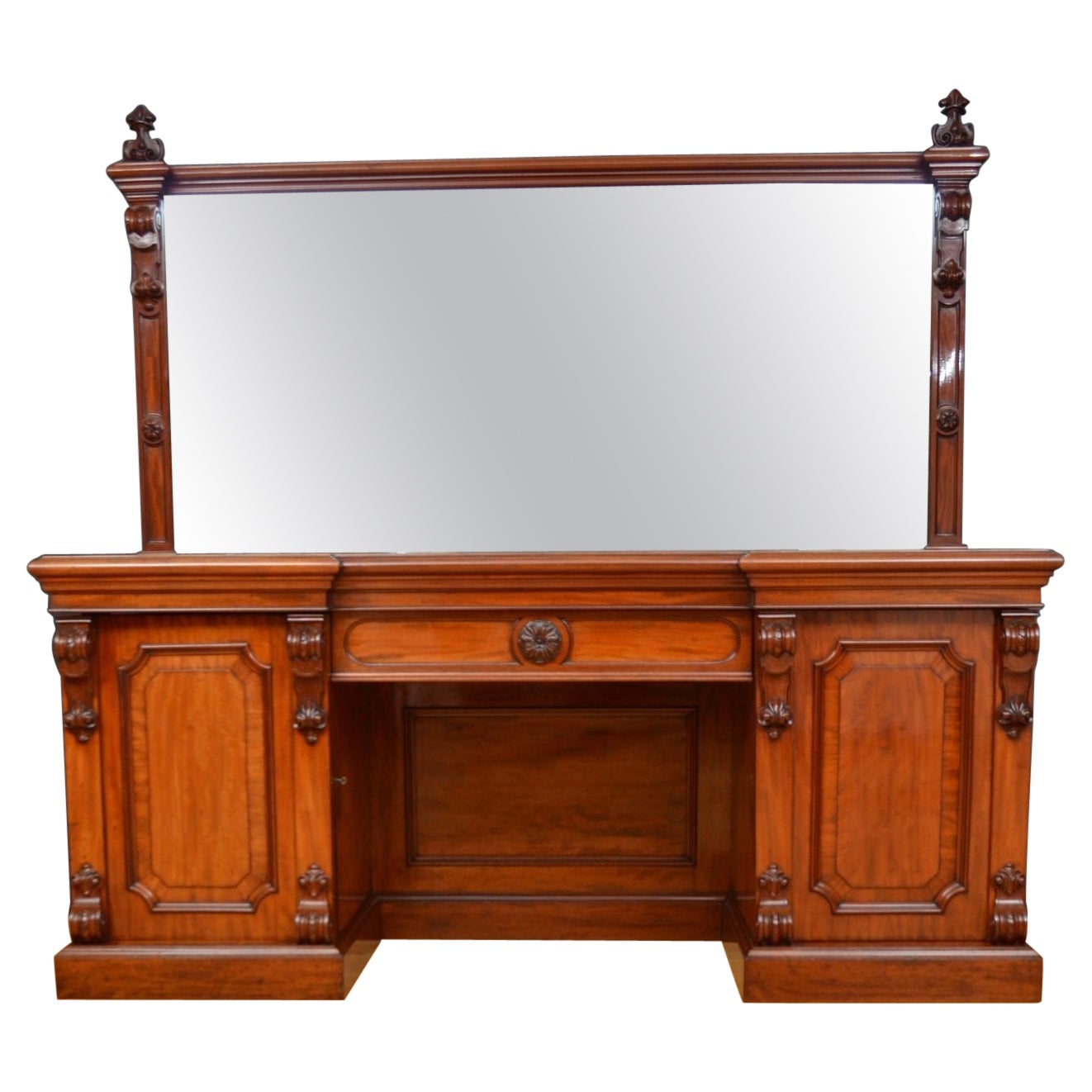 Viktorianisches Sideboard aus Mahagoni mit Sockel im Angebot