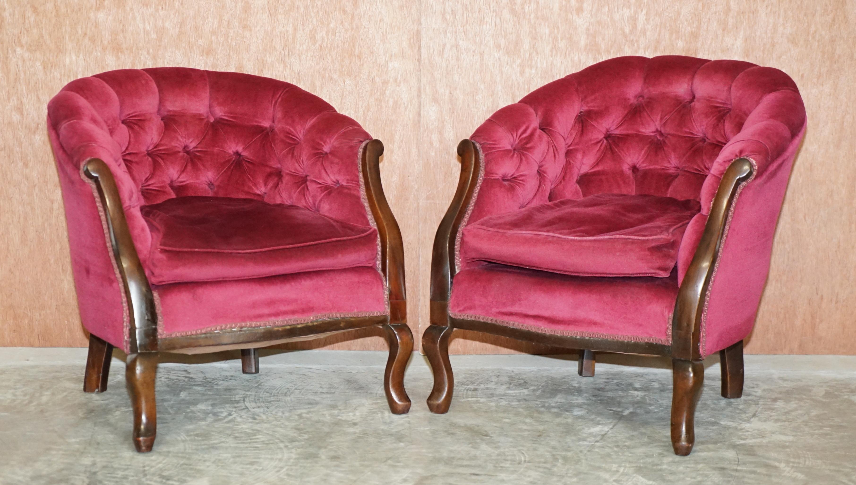 Nous sommes ravis d'offrir à la vente ce charmant salon victorien Chesterfield en velours rose et acajou. 

Une suite très élégante et bien faite, les cadres sont en acajou et la tapisserie en velours rose. Ces ensembles sont très confortables et