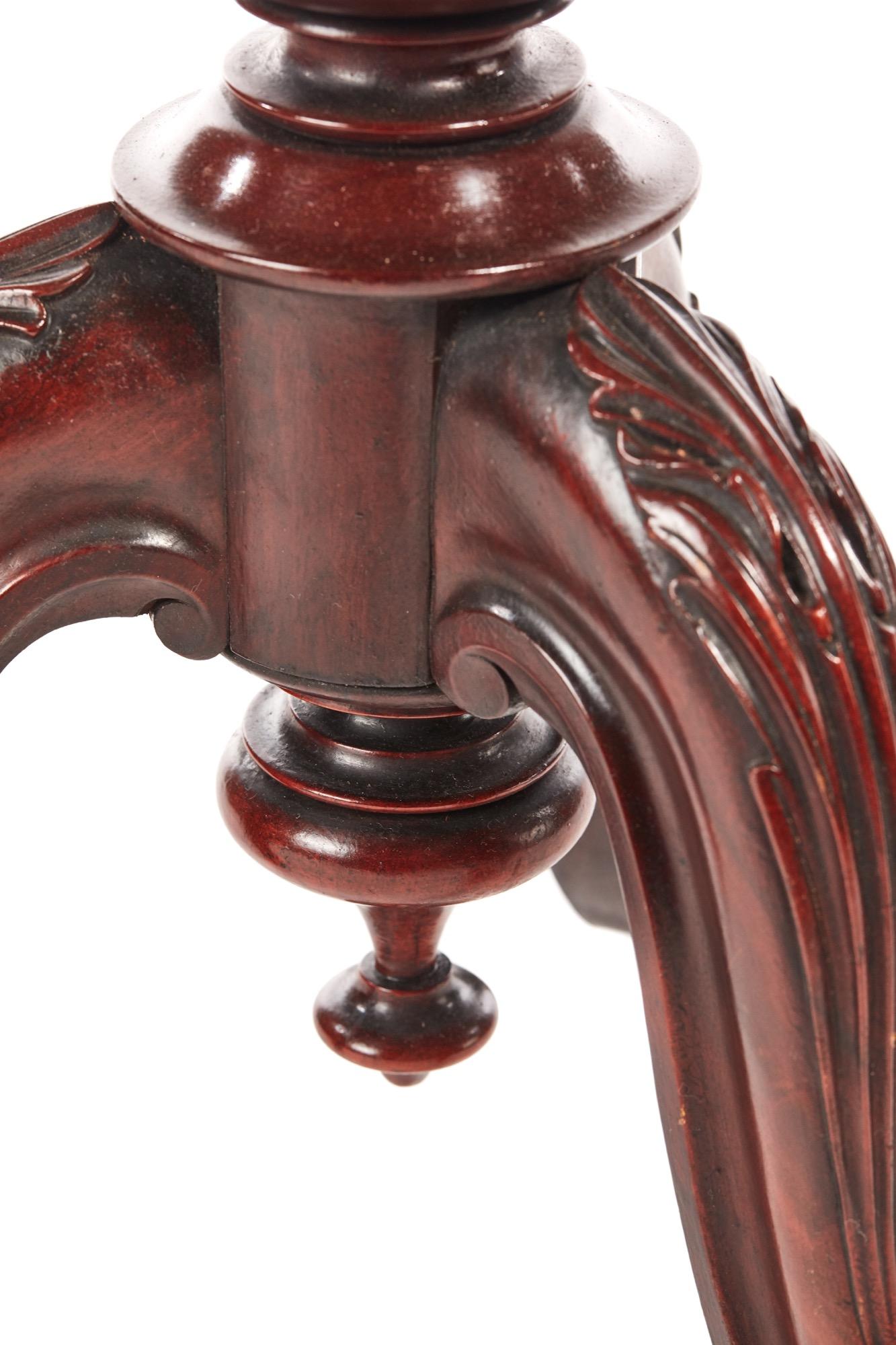 Paravento di qualità in mogano antico vittoriano del XIX secolo con un'immagine ad ago in una cornice di mogano sostenuta da un'asta di mogano. La base ha una colonna sagomata intagliata di qualità, che poggia su tre gambe cabriole sagomate