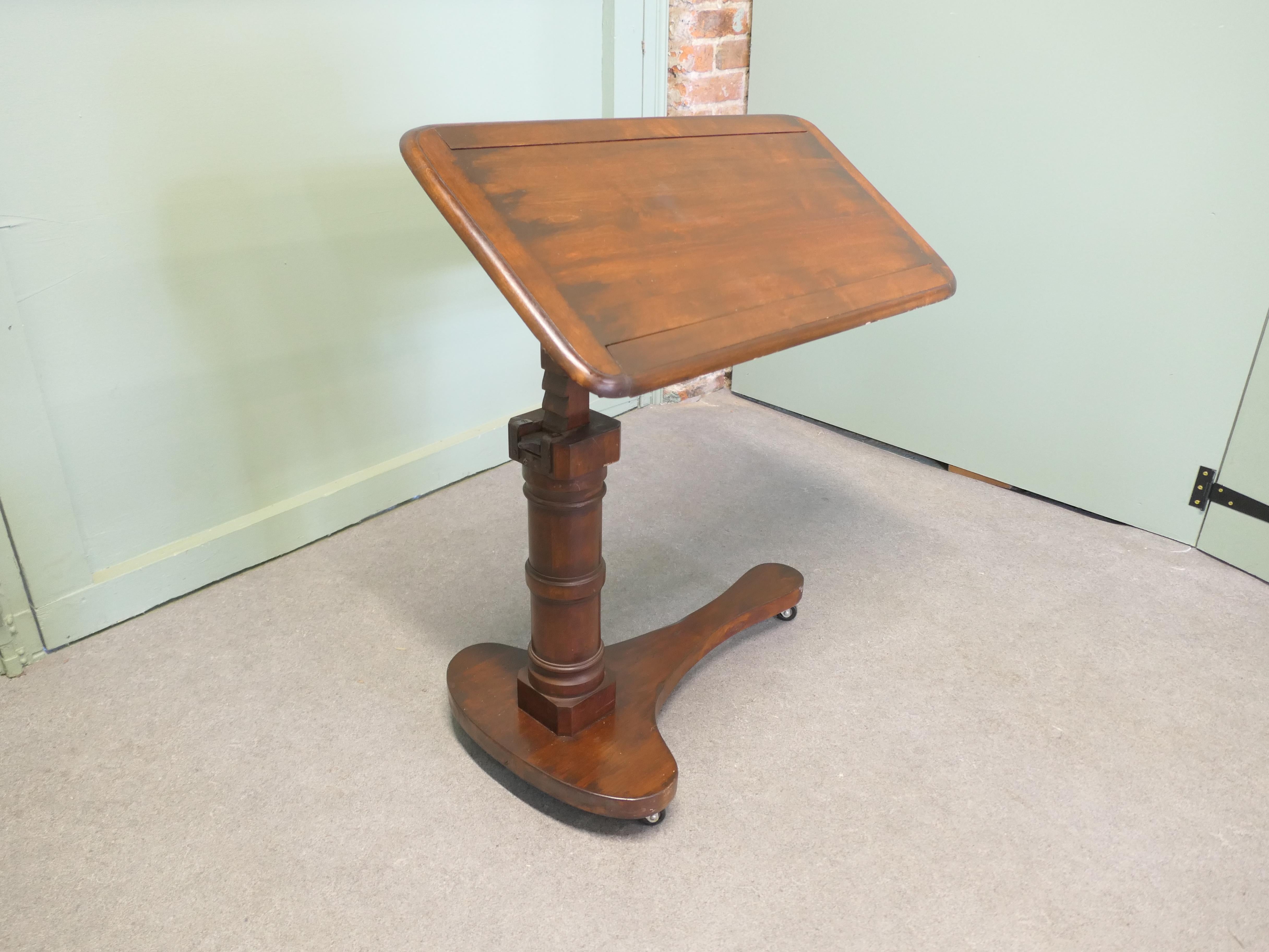 XIXe siècle Table de lecture au-dessus du lit en acajou de style victorien en vente