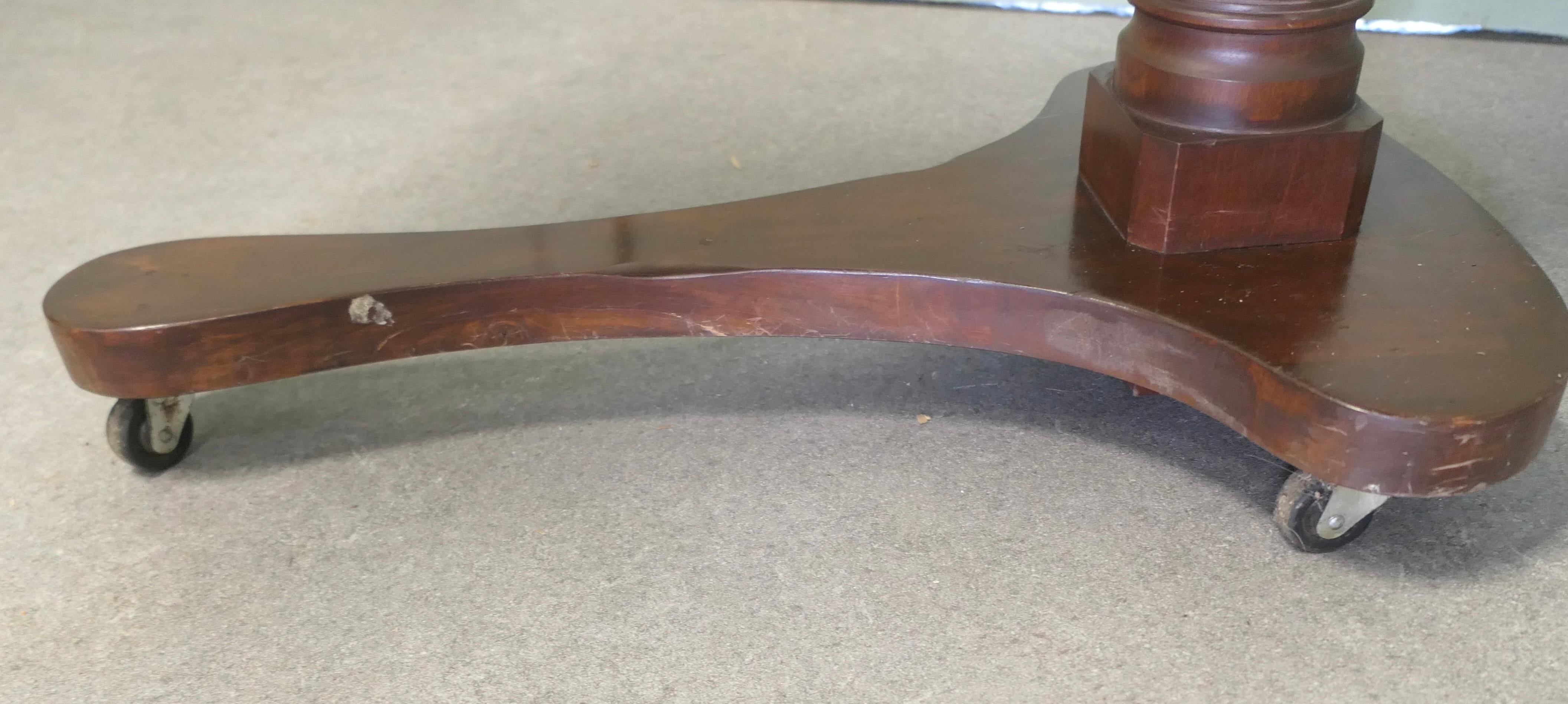 Table de lecture au-dessus du lit en acajou de style victorien en vente 1