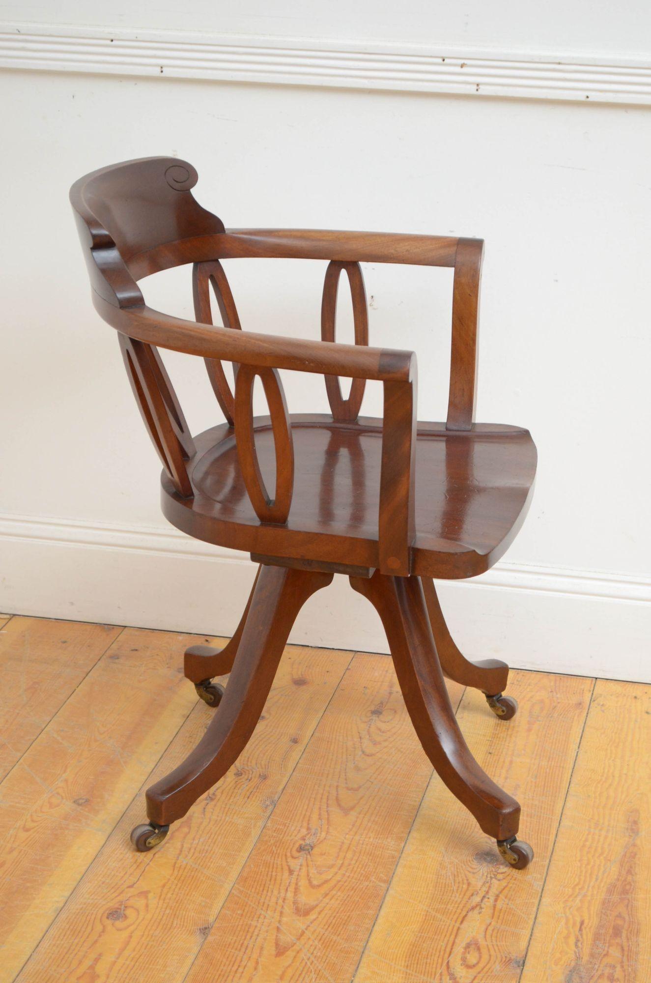 XIXe siècle Chaise de bureau tournante victorienne en acajou en vente