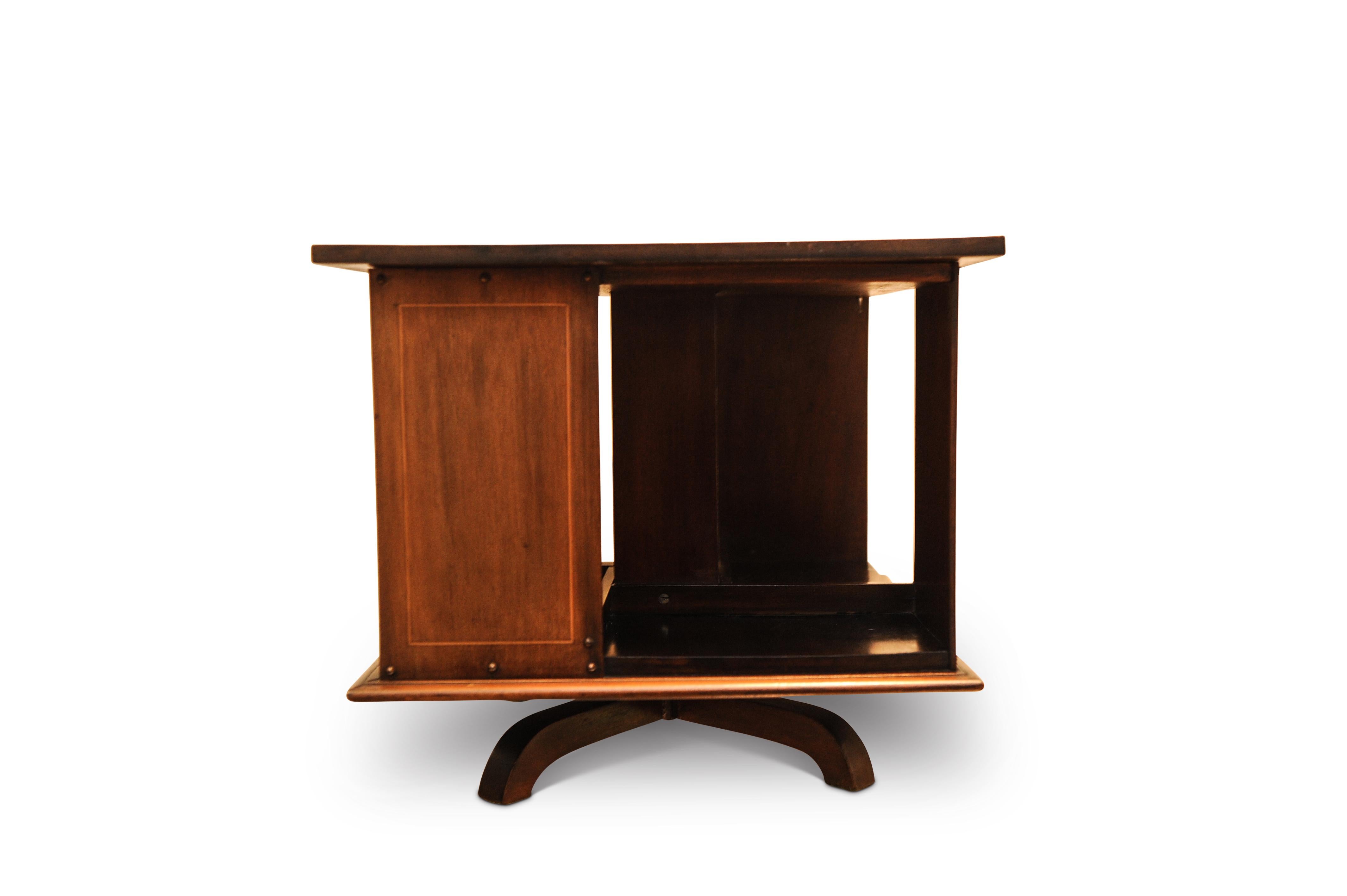 Victorian mahogany revolving tabletop bookcase with inlaid detailing upon splayed feet. 

Perfect desktop accessory for showcasing your favoured reads. 

  