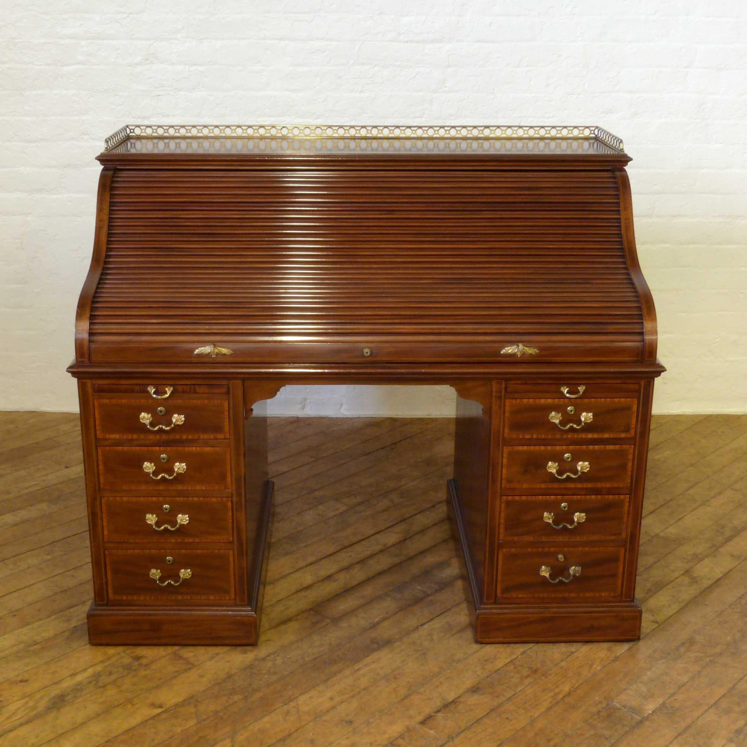 Victorian Mahogany Roll Top Desk In Good Condition In Manchester, GB