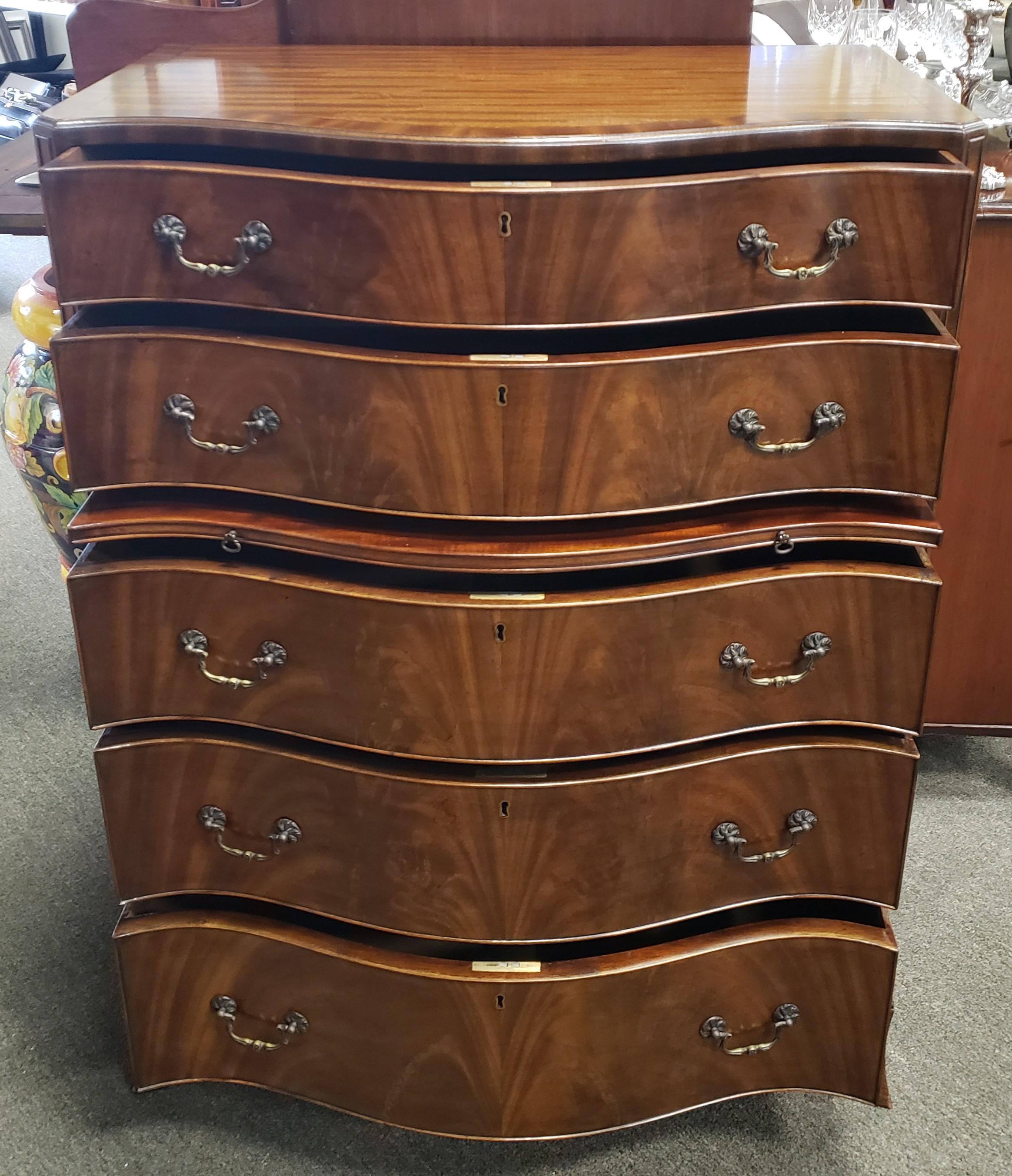 Victorian Mahogany Serpentine Chest of Drawers In Good Condition For Sale In Pawleys Island, SC