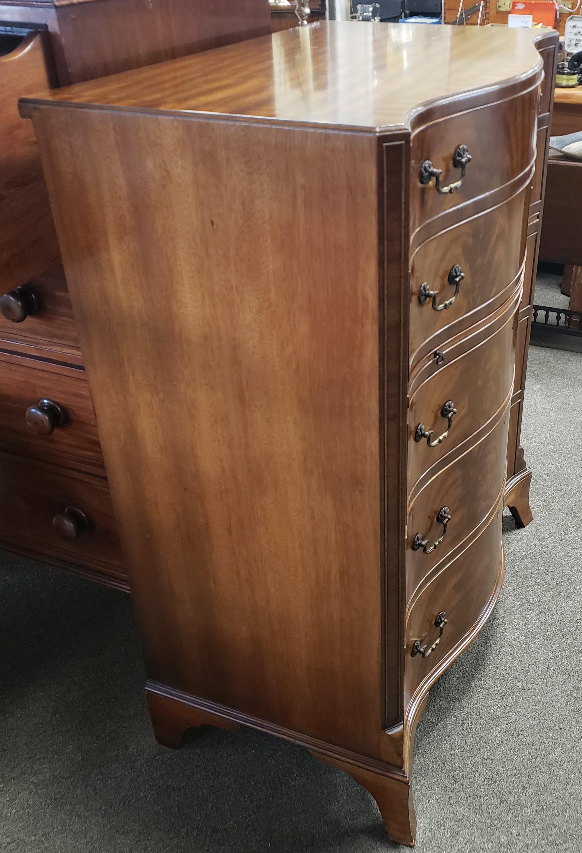 Late 19th Century Victorian Mahogany Serpentine Chest of Drawers For Sale