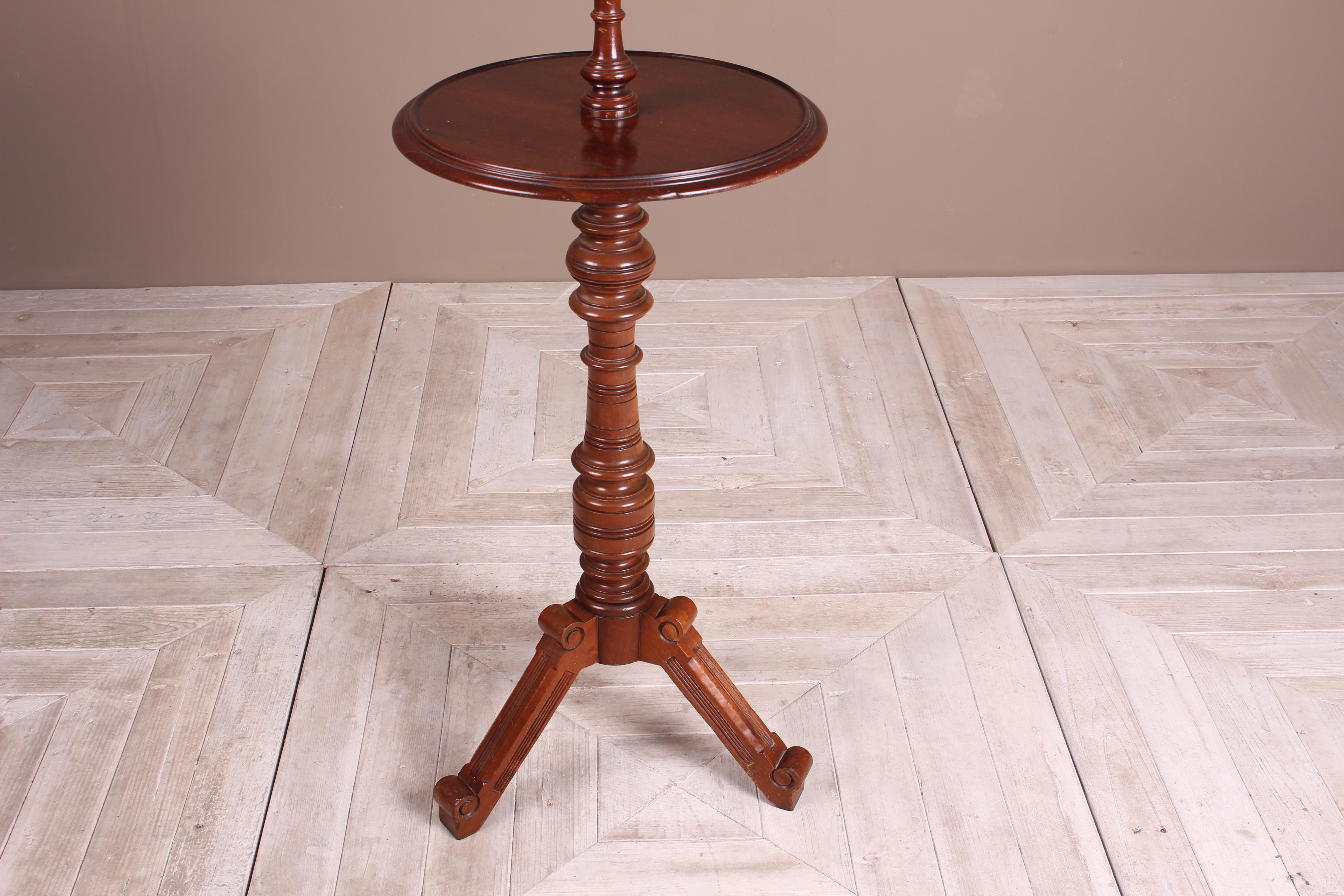 A lovely Victorian mahogany shaving stand, circa 1880. Having an adjustable beveled edge mirror which is nicely framed with the lipped edge standing above the circular stand with a reeded edge. The telescopic brass upright with two adjustable