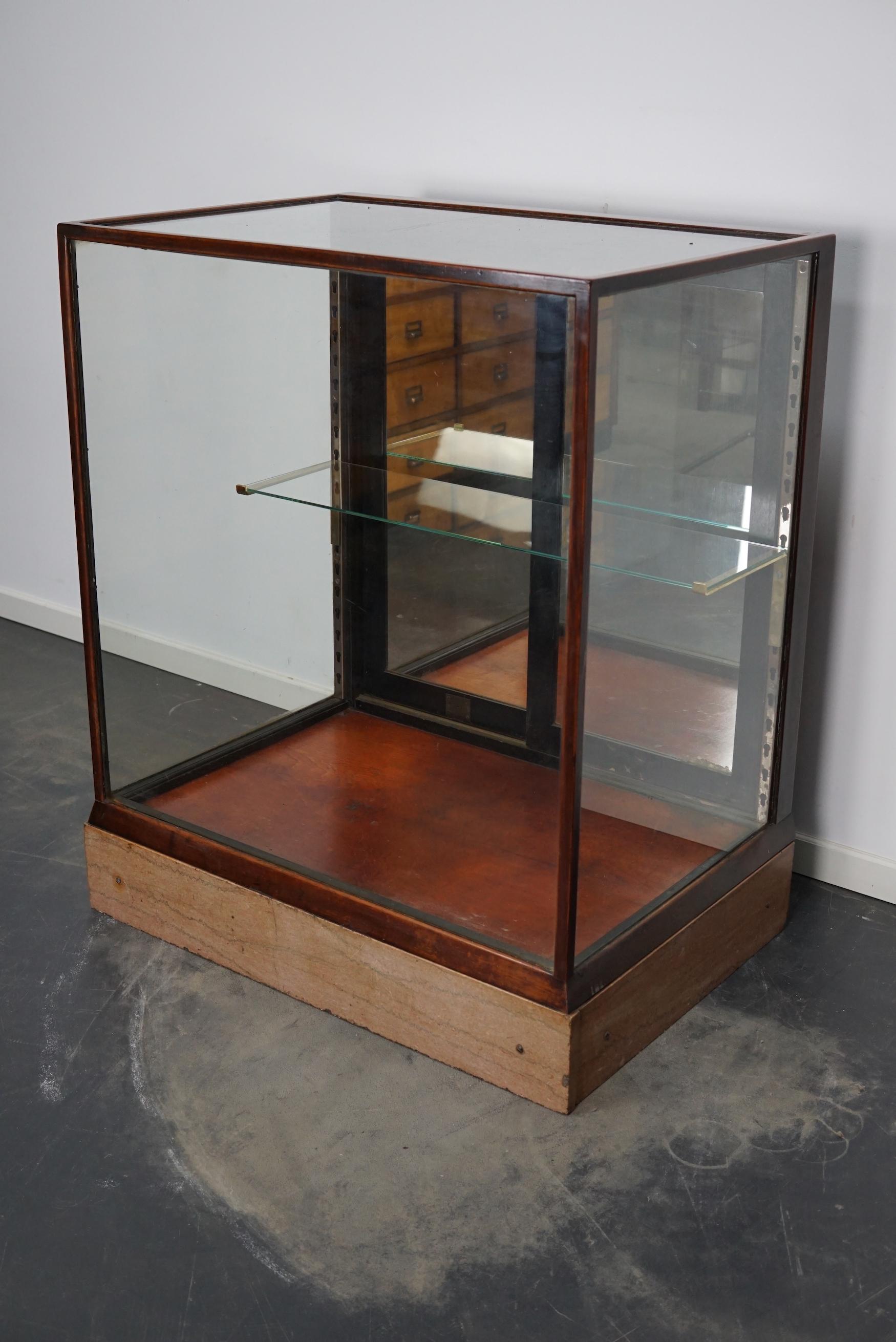 A museum quality Victorian mahogany display cabinet. This outstanding cabinet has two mirrored doors fitted. It features one shelve that can be adjusted in height. It is mounted on a pink marble plinth.
 