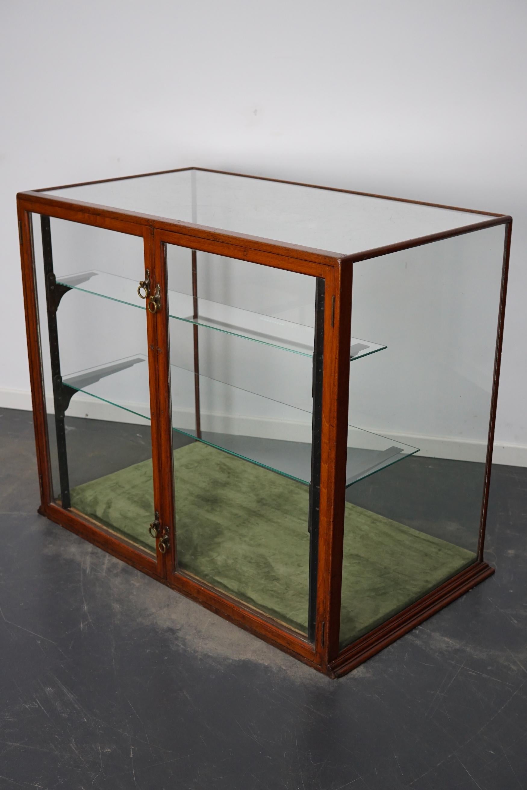 Late Victorian Victorian Mahogany Shop Display Cabinet / Counter or Vitrine, Late 19th Century For Sale