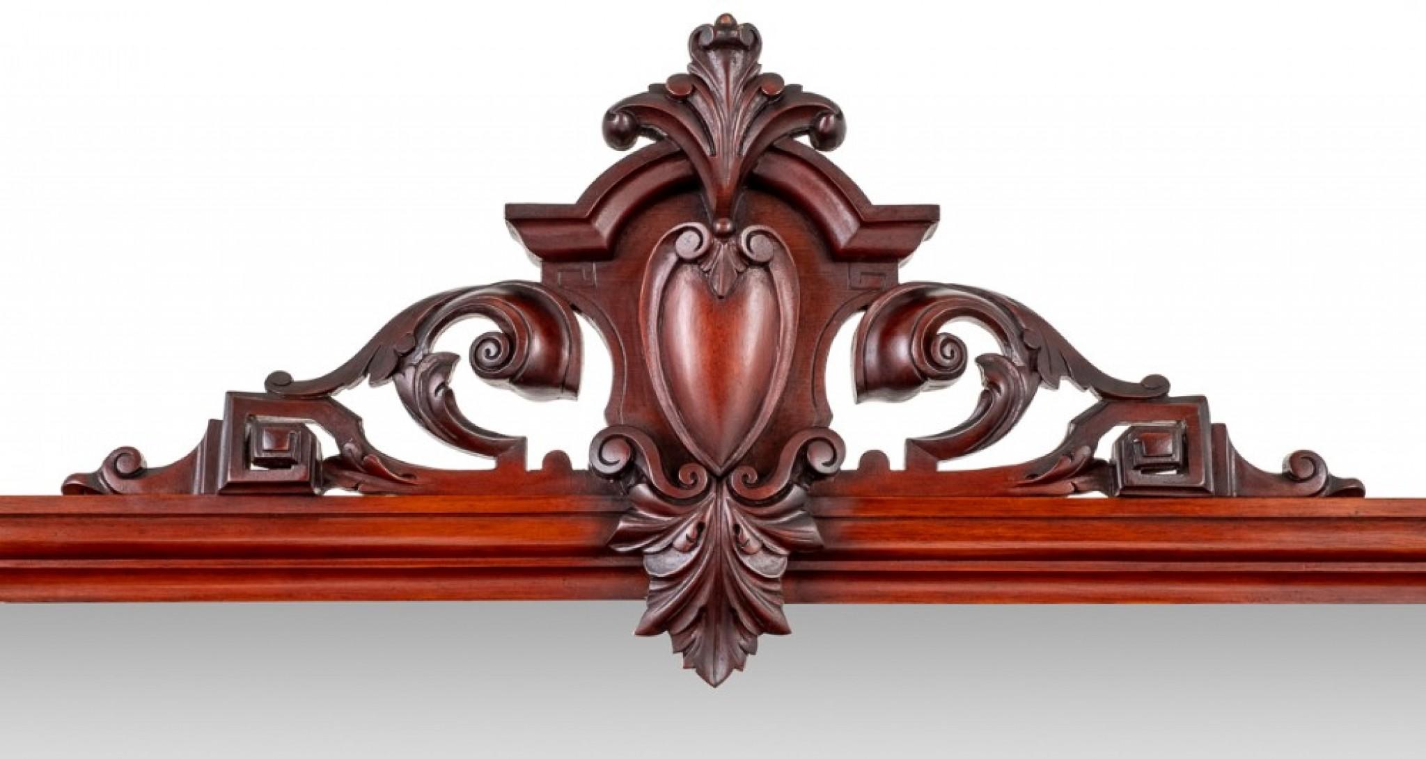 Viktorianisches Mahagoni Sideboard mit 4 Türen.
Dieses Sideboard steht auf einem Sockel.
CIRCA 1860
Das Sideboard hat eine umgekehrte Form.
Die Türen haben bogenförmige Leisten.
Hinter den Türen befinden sich Regale, Schubladen und ein
