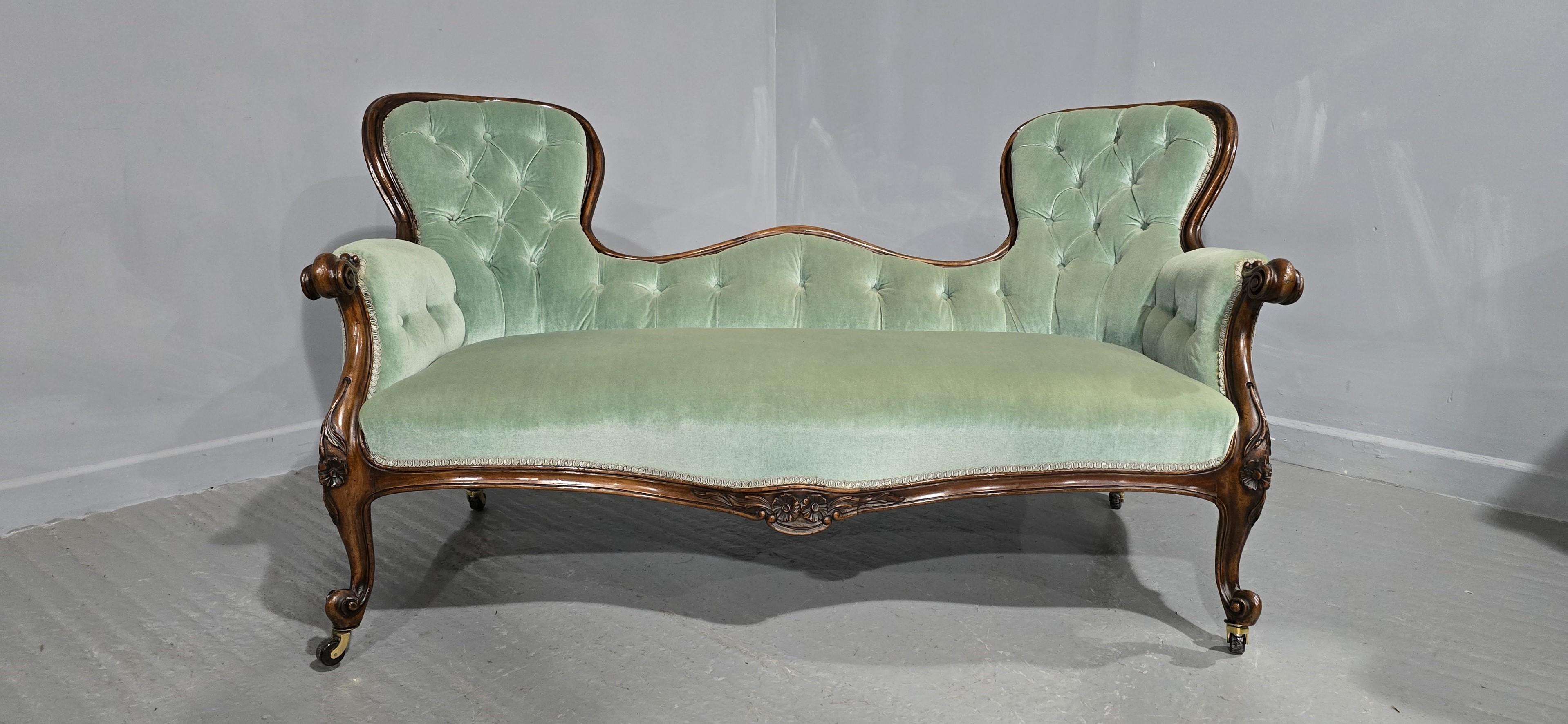 Divano con schienale a cammeo e bottoni, in mogano, su gambe a cabriole, con tappezzeria originale in peluche color acqua, rotelle di ricambio, in condizioni generali eccellenti.

32