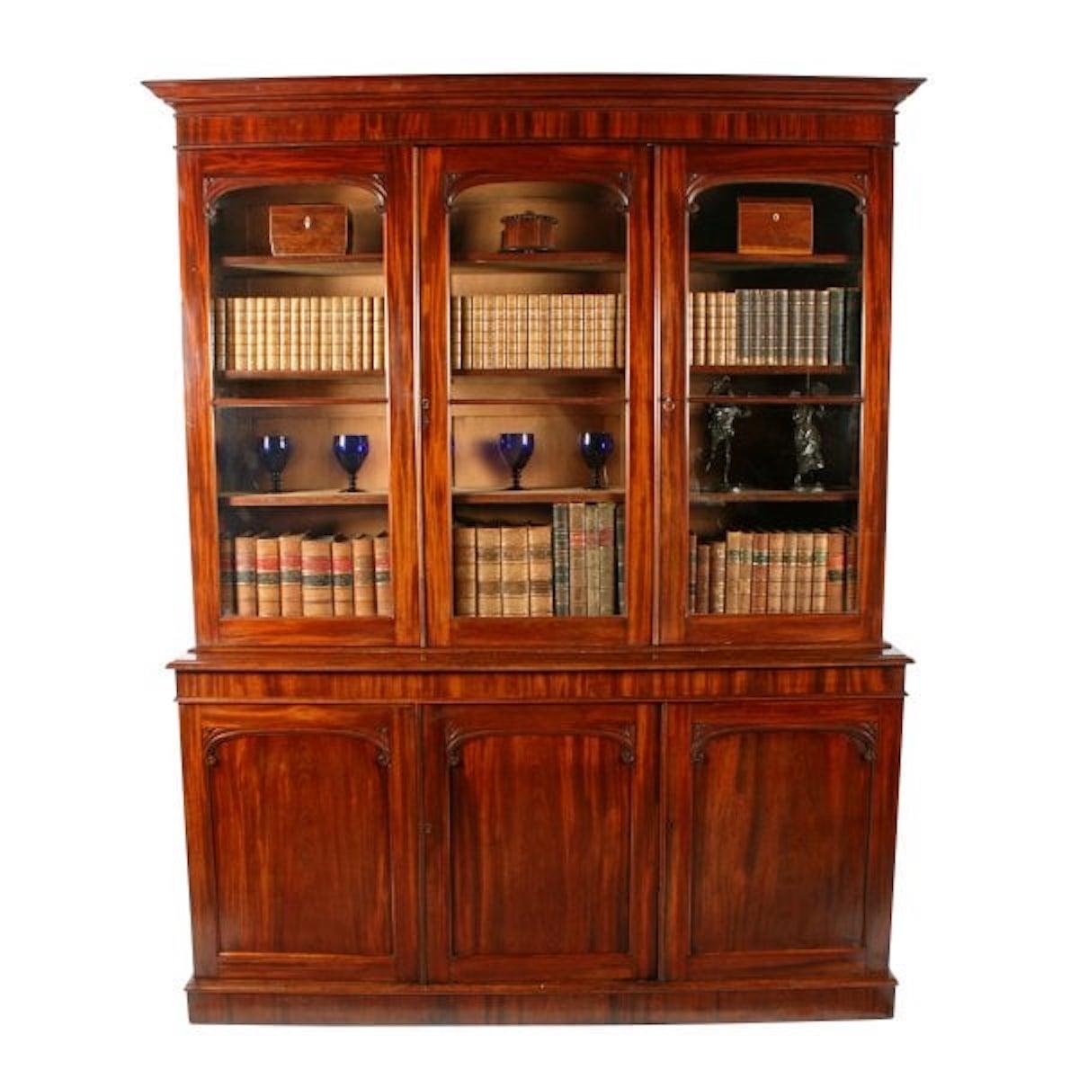 Viktorianisches Mahagoni-Bücherregal mit drei Türen

Ein Mitte des 19. Jahrhunderts viktorianisches Mahagoni-Bücherregal mit drei Türen.

Das Bücherregal hat oben drei verglaste Türen mit Sprossenverglasung und Rollendekoration an jeder