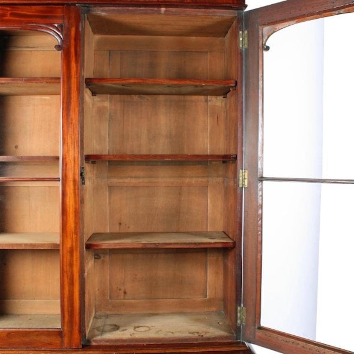 Dreitüriger viktorianischer Mahagoni-Bücherregal, 19. Jahrhundert im Angebot 1