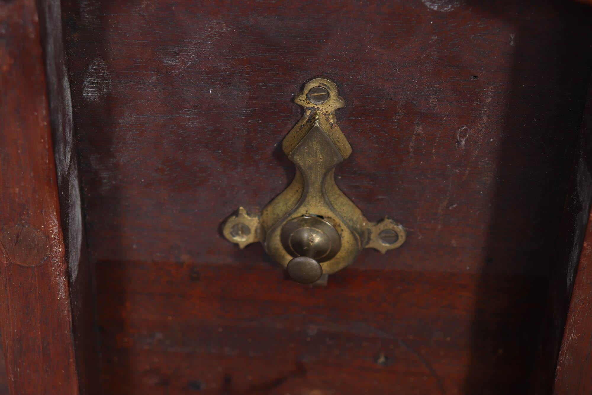 Viktorianischer Kipptisch aus Mahagoni, um 1880 im Angebot 8