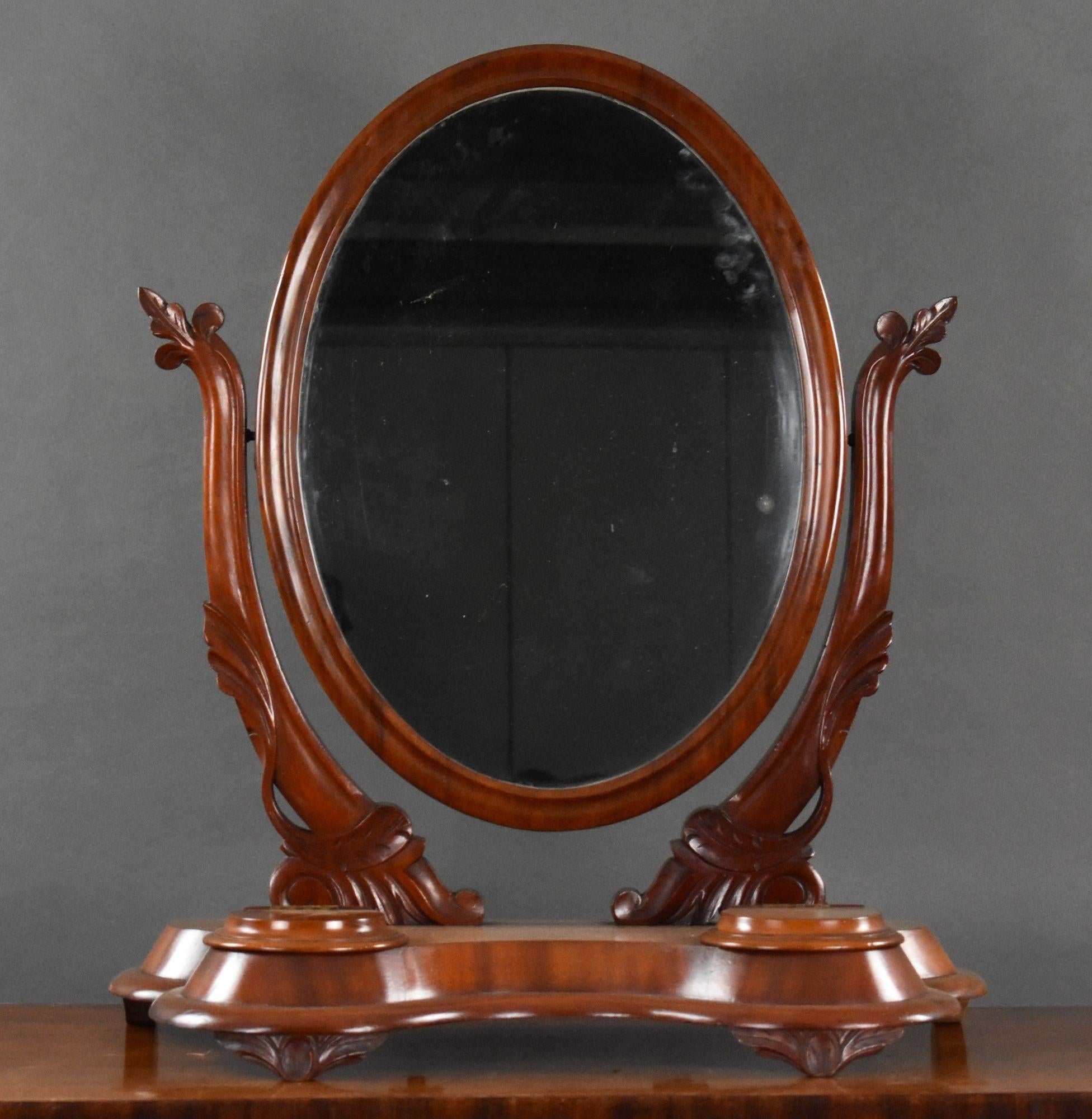 A vendre, un miroir de toilette victorien en acajou de bonne qualité, resté en excellent état.

Largeur : 68cm Profondeur : 33cm Hauteur : 76cm
