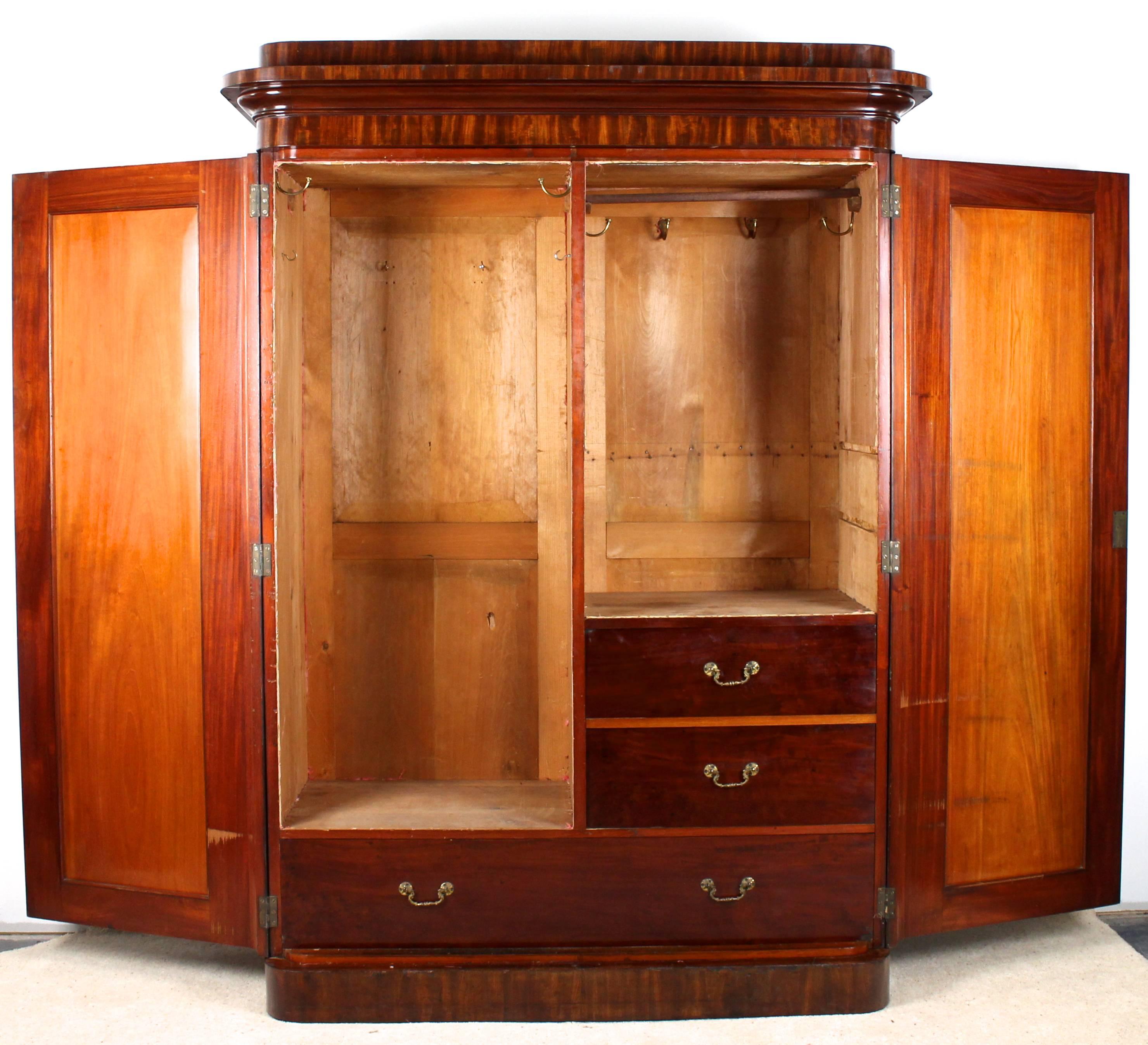 Antique 19th Century Victorian Mahogany Two-Door Wardrobe In Good Condition In Glasgow, GB