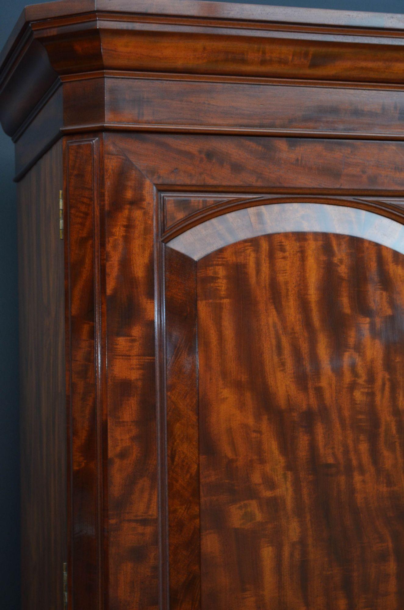 Viktorianischer Mahagoni Kleiderschrank mit zwei Türen im Angebot 5