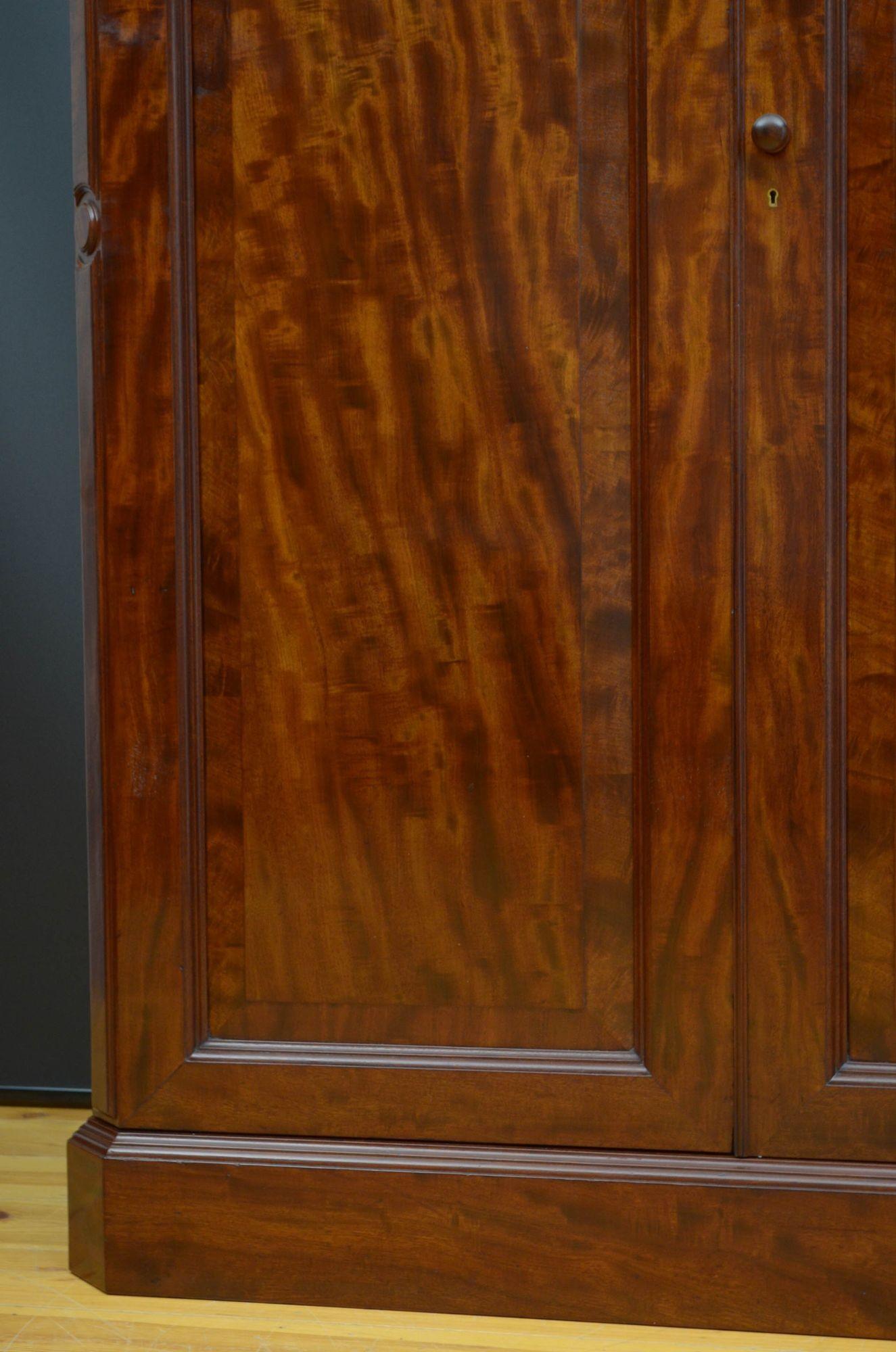 Viktorianischer Mahagoni Kleiderschrank mit zwei Türen im Angebot 7