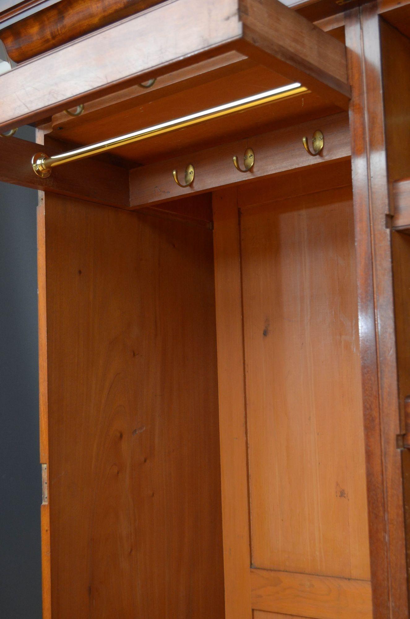 Viktorianischer Mahagoni Kleiderschrank mit zwei Türen im Zustand „Gut“ im Angebot in Whaley Bridge, GB