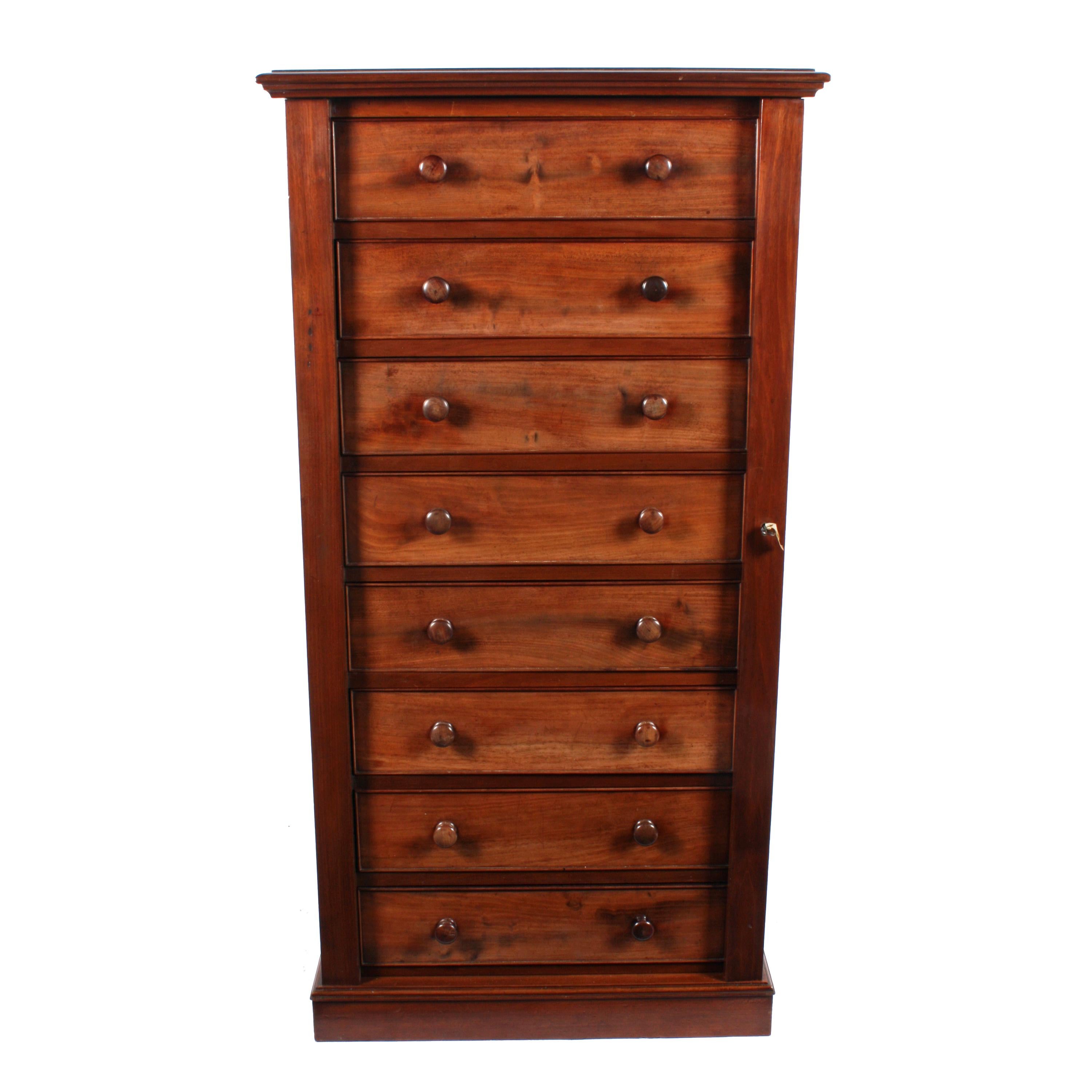 Victorian Mahogany Wellington chest


A 19th century Victorian mahogany Wellington chest.

The chest has eight mahogany lined drawers with a cock beaded edge and turned flat knob handles.

The two top drawers are divided inside into four