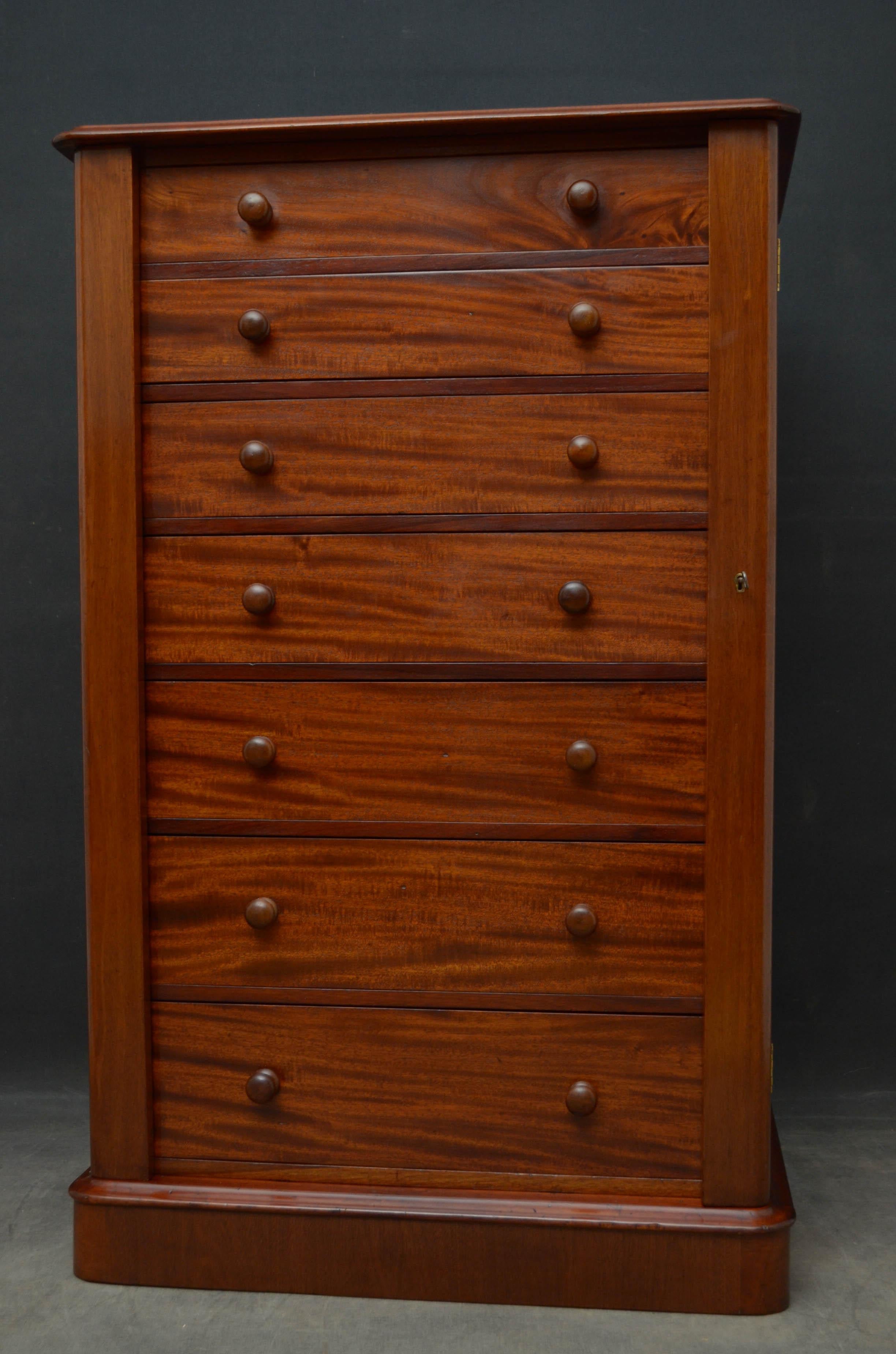 Victorian Mahogany Wellington Chest In Good Condition For Sale In Whaley Bridge, GB