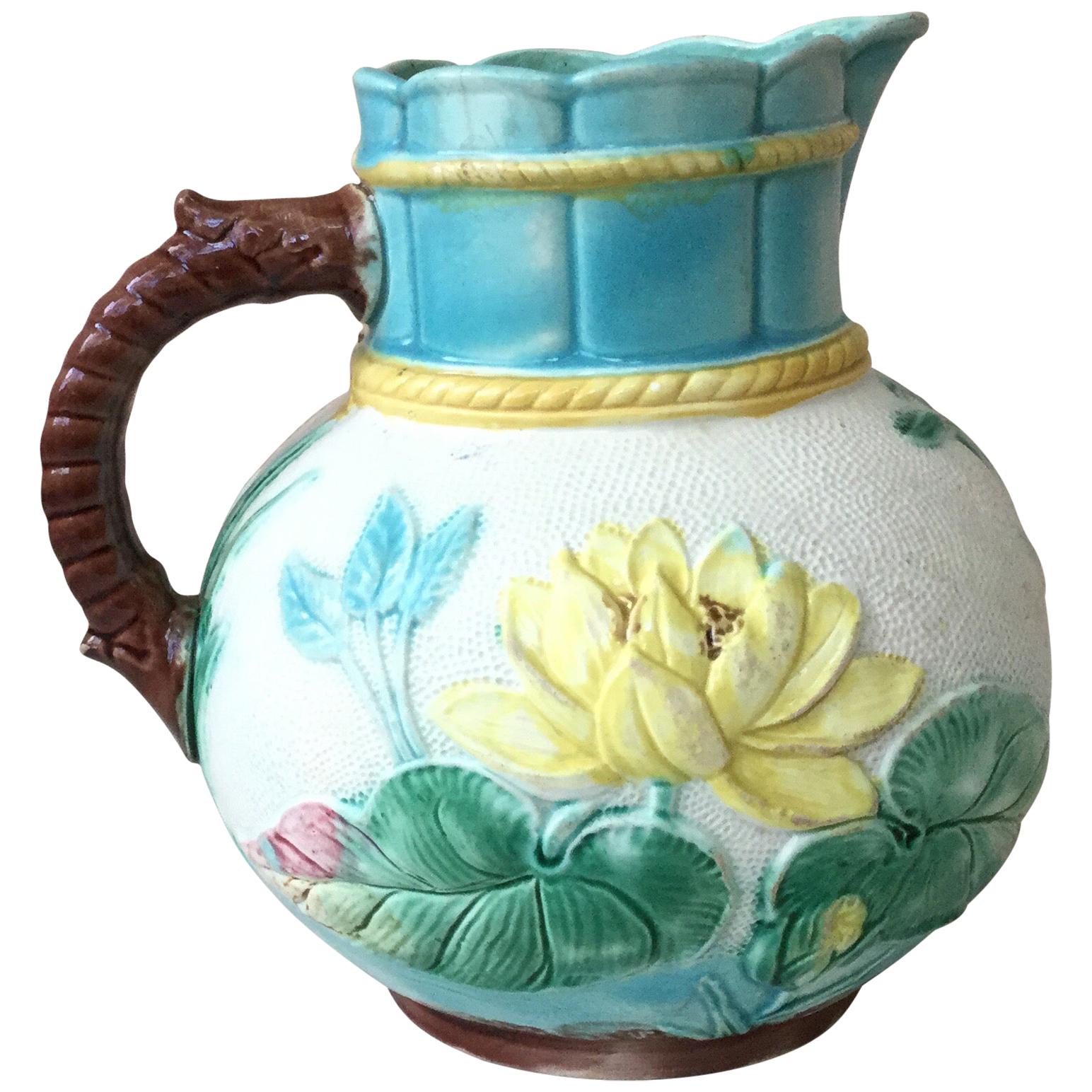 Jarra victoriana de nenúfar de mayólica, hacia 1890