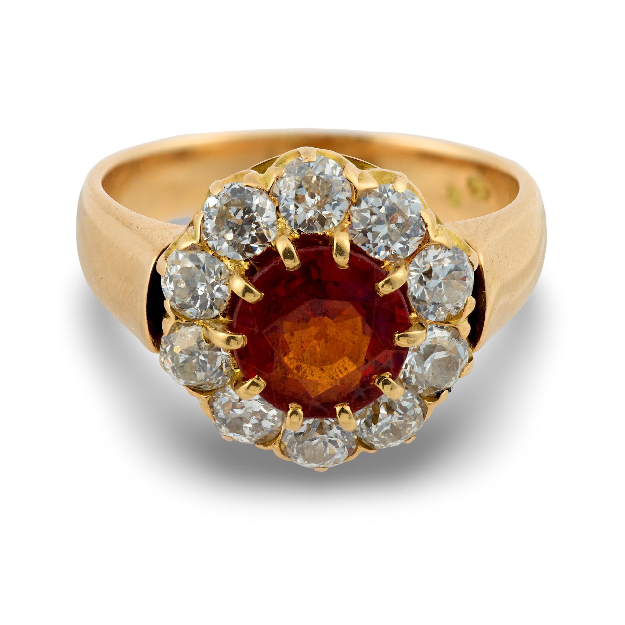 Vittoriano Anello vittoriano a grappolo con granato mandarino in oro giallo 18k in vendita