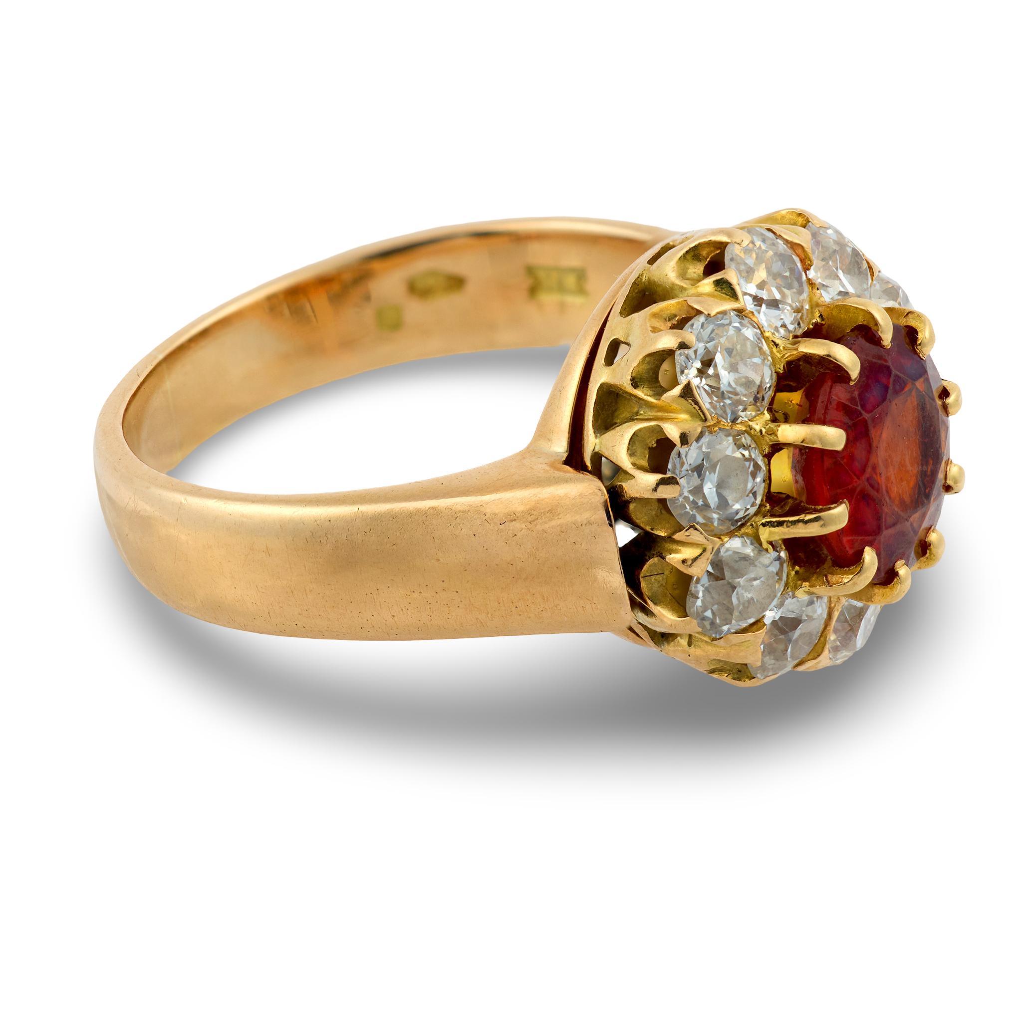 Taglio rotondo Anello vittoriano a grappolo con granato mandarino in oro giallo 18k in vendita