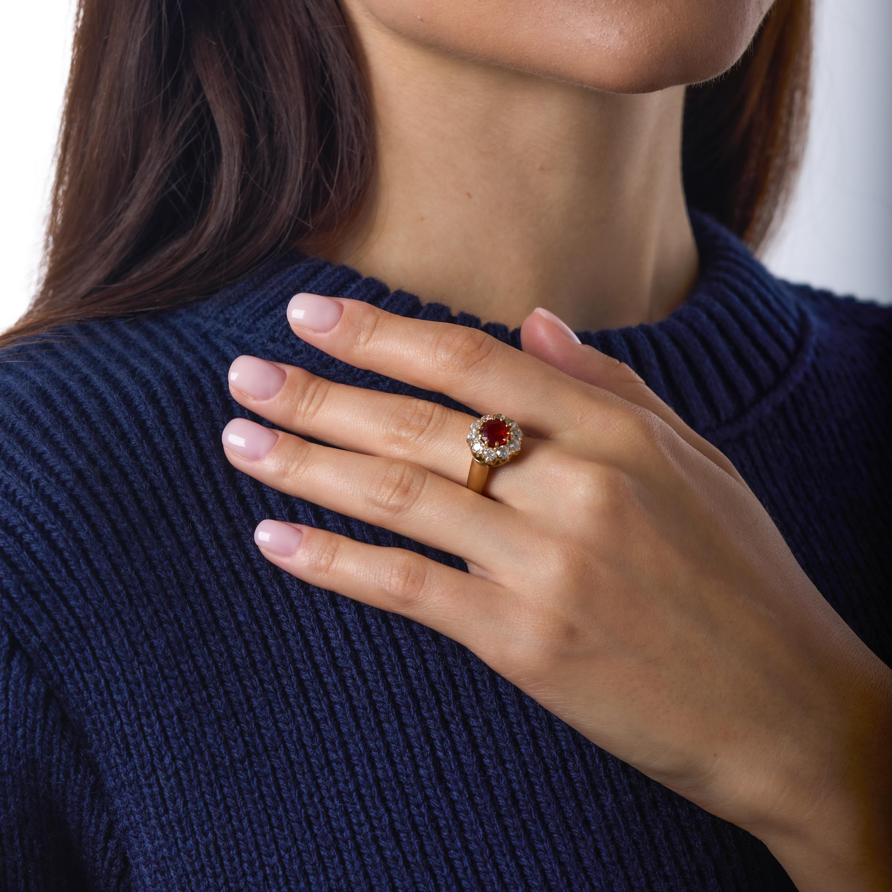 Anello vittoriano a grappolo con granato mandarino in oro giallo 18k In condizioni buone in vendita a Beverly Hills, CA