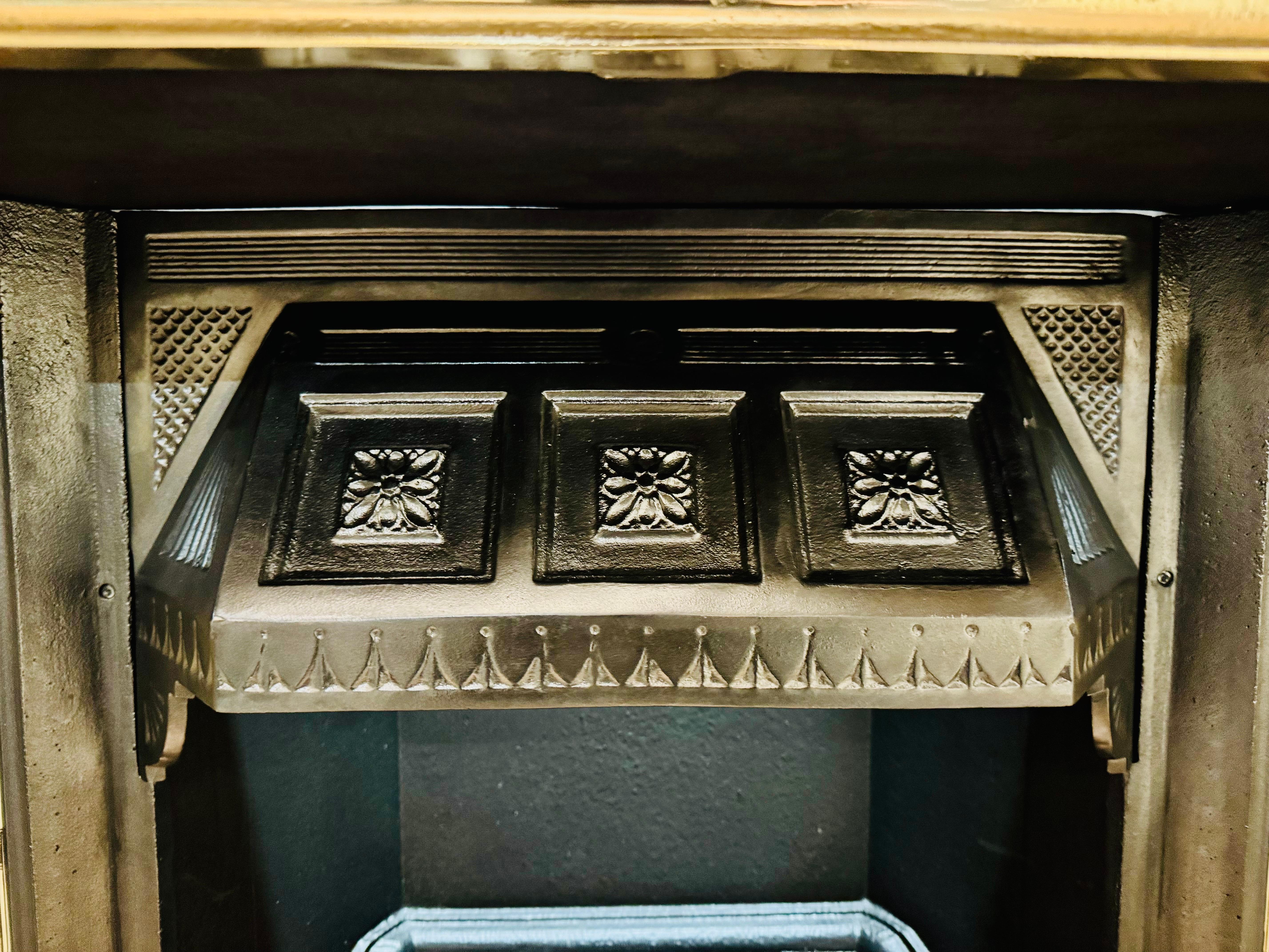 Victorian Manner Polished Brass Fireplace Insert. In Good Condition For Sale In Edinburgh, GB