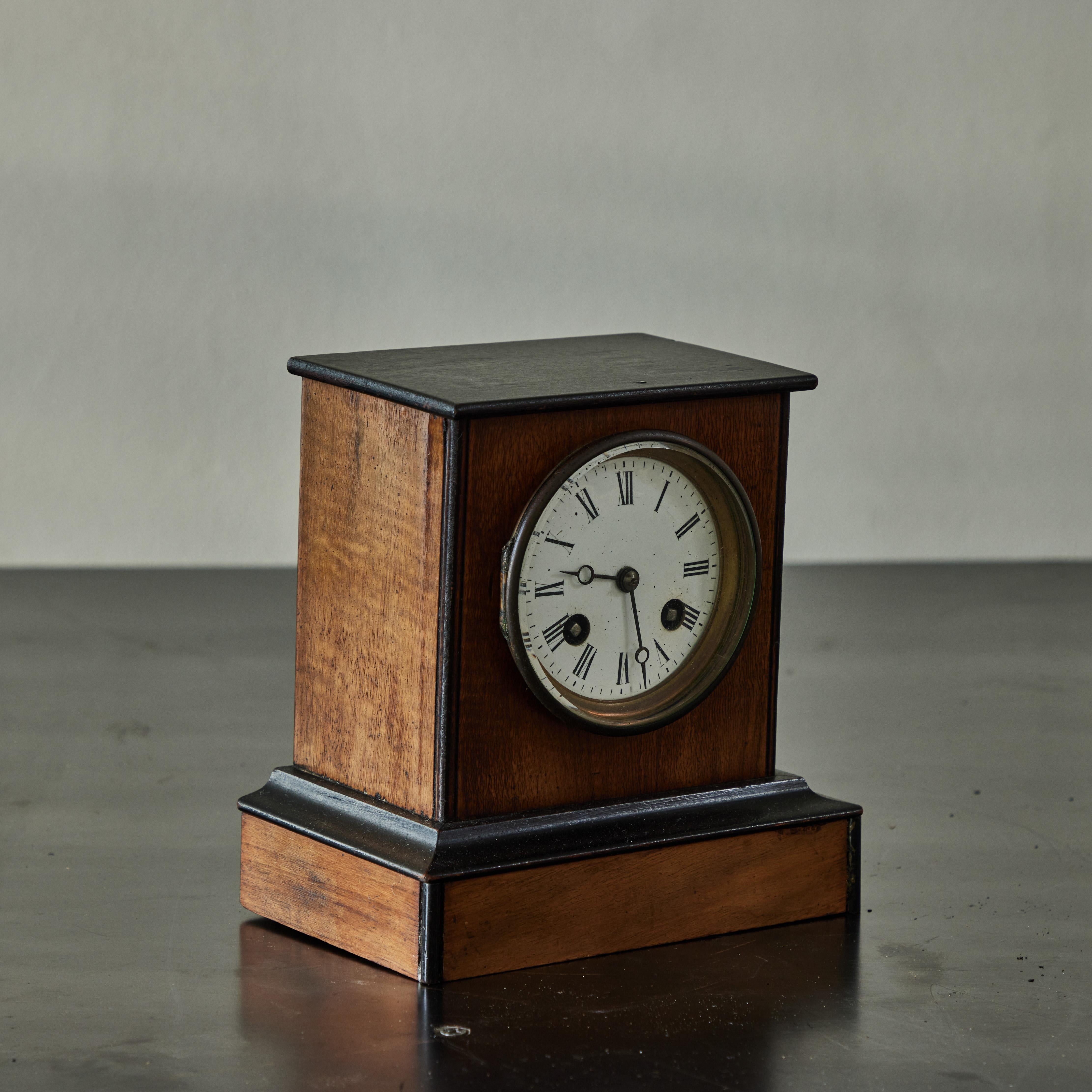 Victorian Mantle Clock in Walnut In Good Condition In Los Angeles, CA