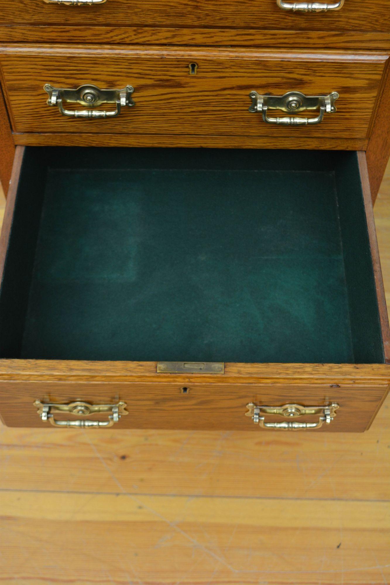 Quercia Cassettiera vittoriana in rovere Maple & Co. in vendita