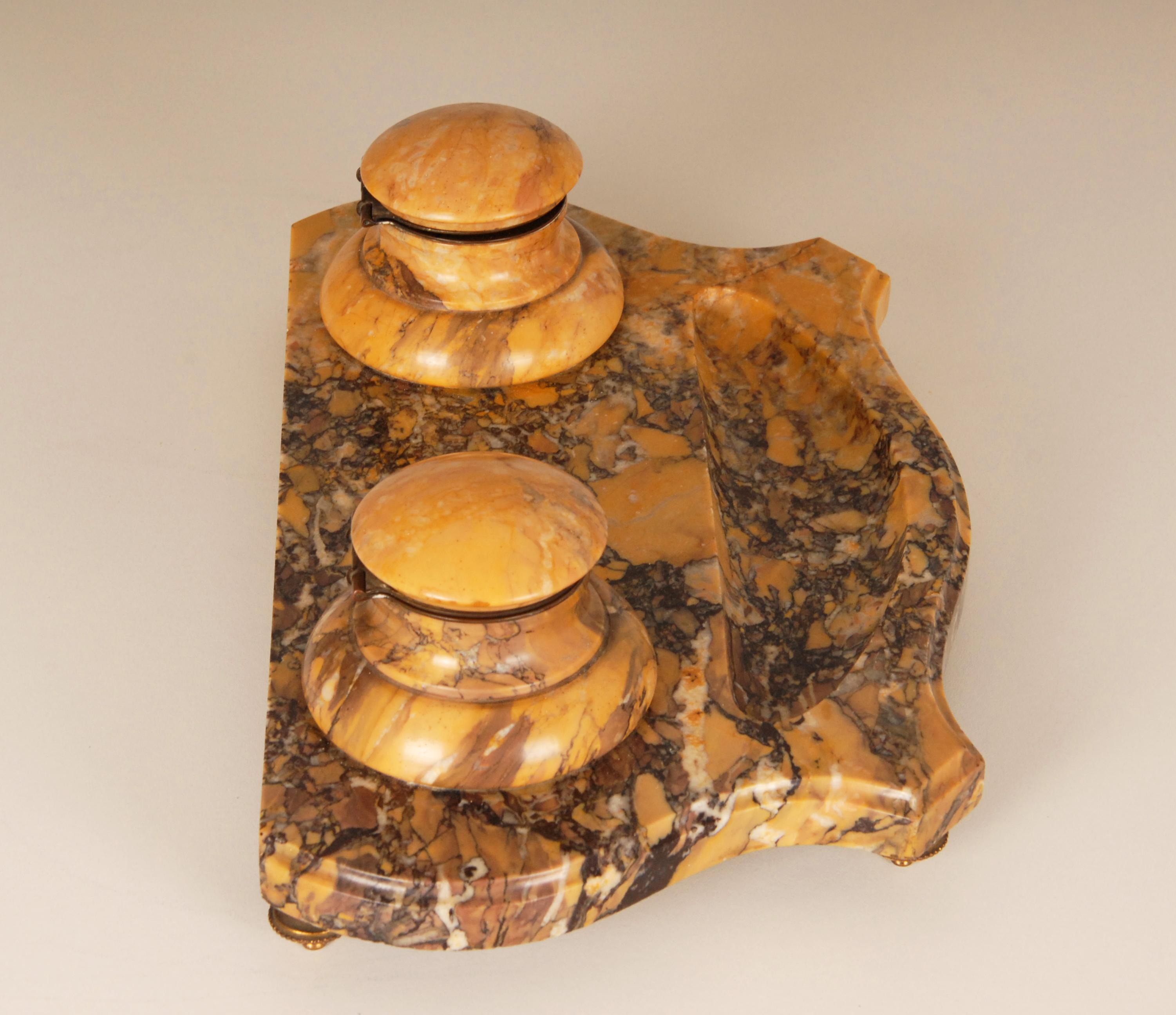 Francese Calamaio vittoriano in marmo giallo terra di Siena Set da scrivania antico Luigi XVI in vendita