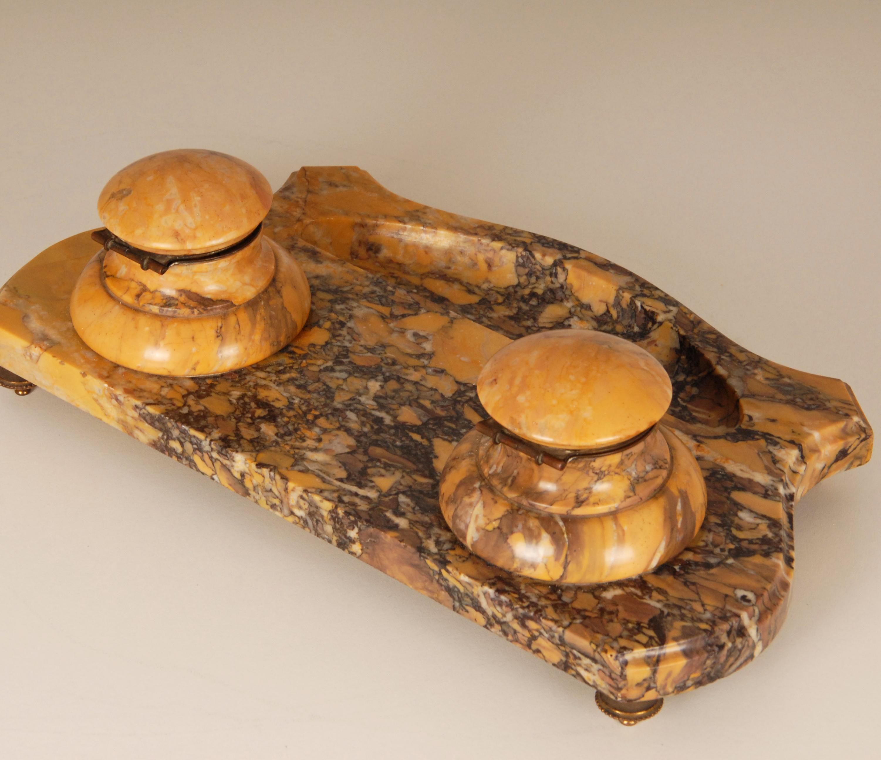 Fatto a mano Calamaio vittoriano in marmo giallo terra di Siena Set da scrivania antico Luigi XVI in vendita