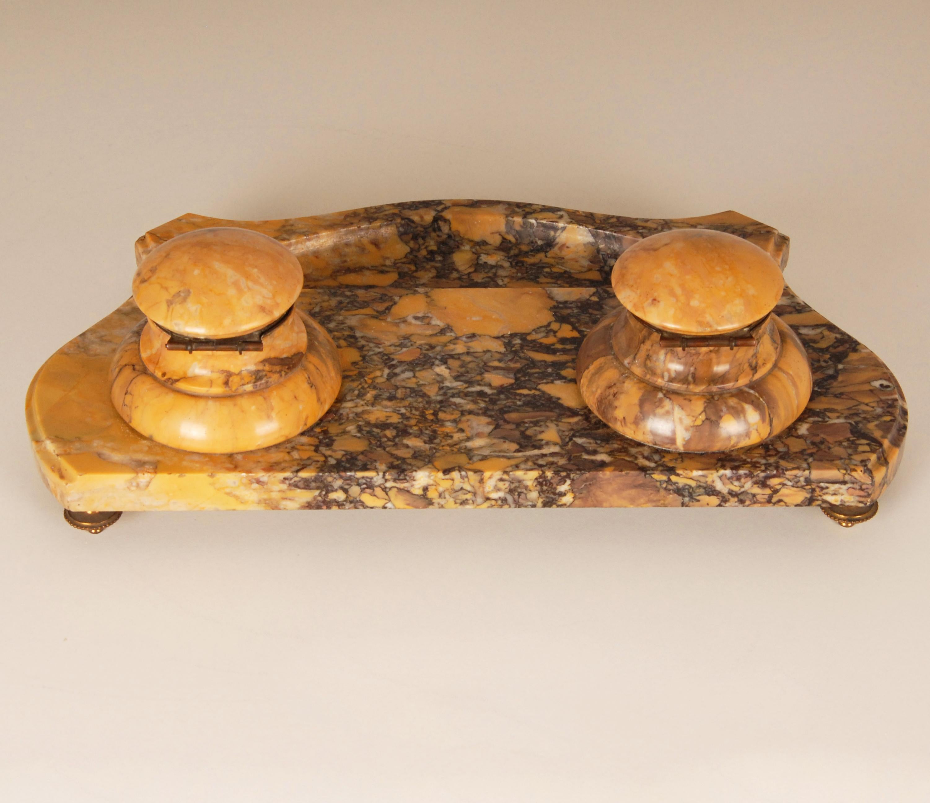 Calamaio vittoriano in marmo giallo terra di Siena Set da scrivania antico Luigi XVI In condizioni buone in vendita a Wommelgem, VAN