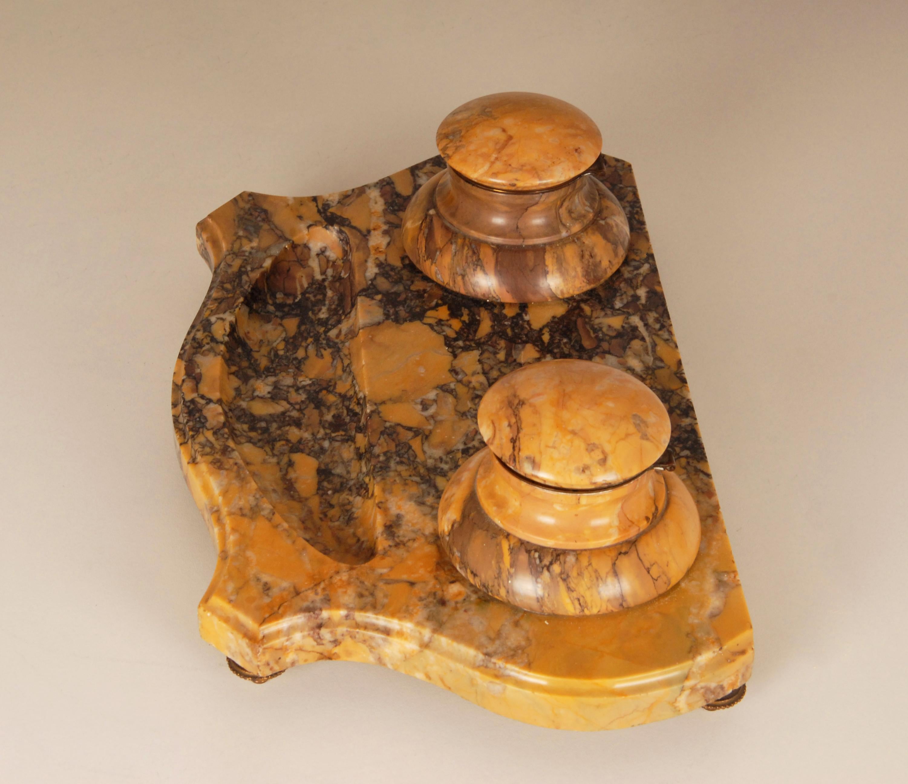 XIX secolo Calamaio vittoriano in marmo giallo terra di Siena Set da scrivania antico Luigi XVI in vendita