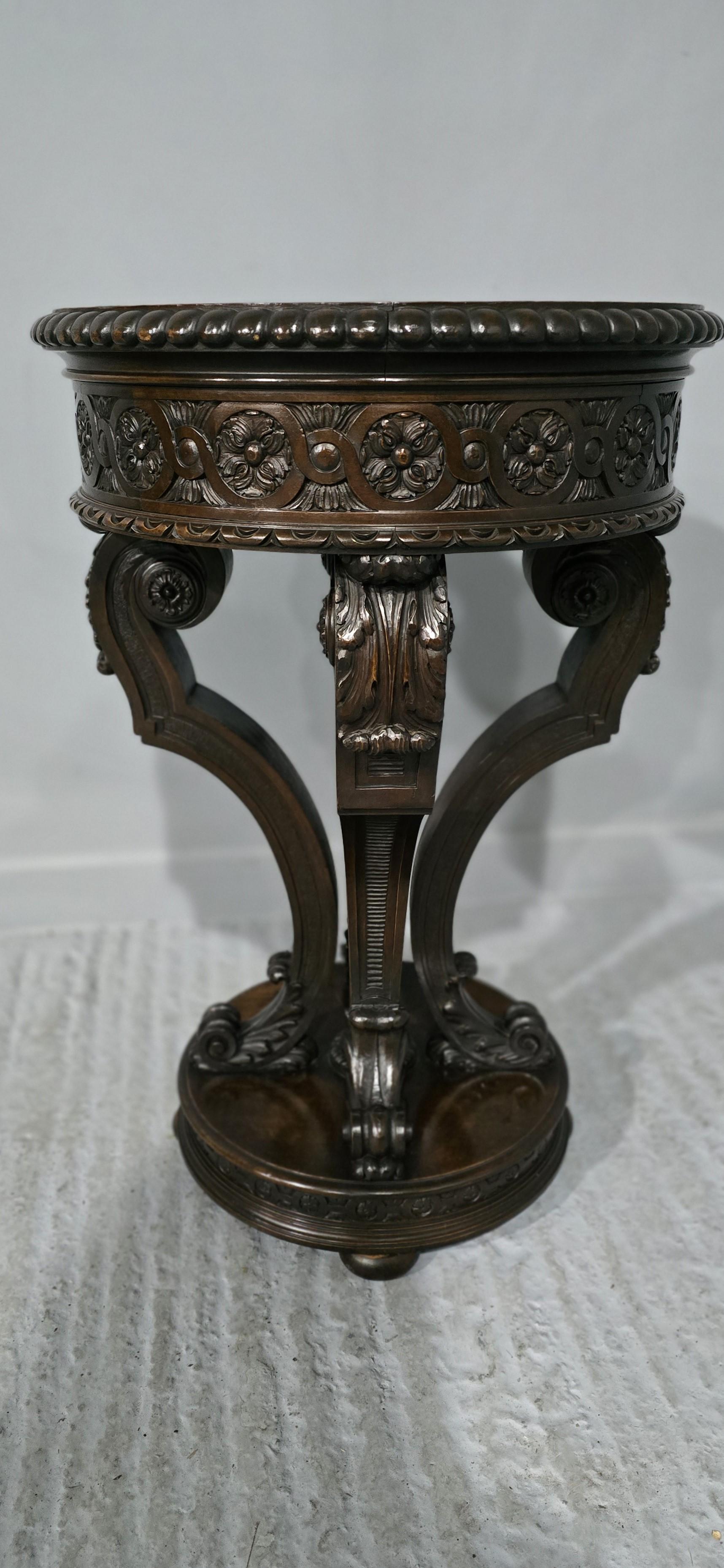 Superbe table centrale victorienne en acajou, probablement italienne, avec un magnifique plateau en marbre pietra dura représentant des roses, en excellent état d'origine.