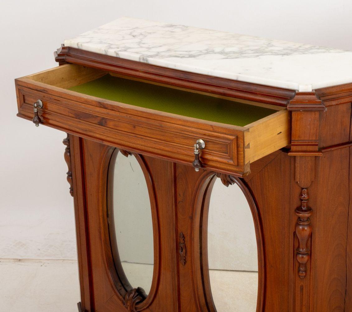Viktorianische Marmorplatte Nussbaum Sideboards, Pr im Zustand „Gut“ im Angebot in Astoria, NY