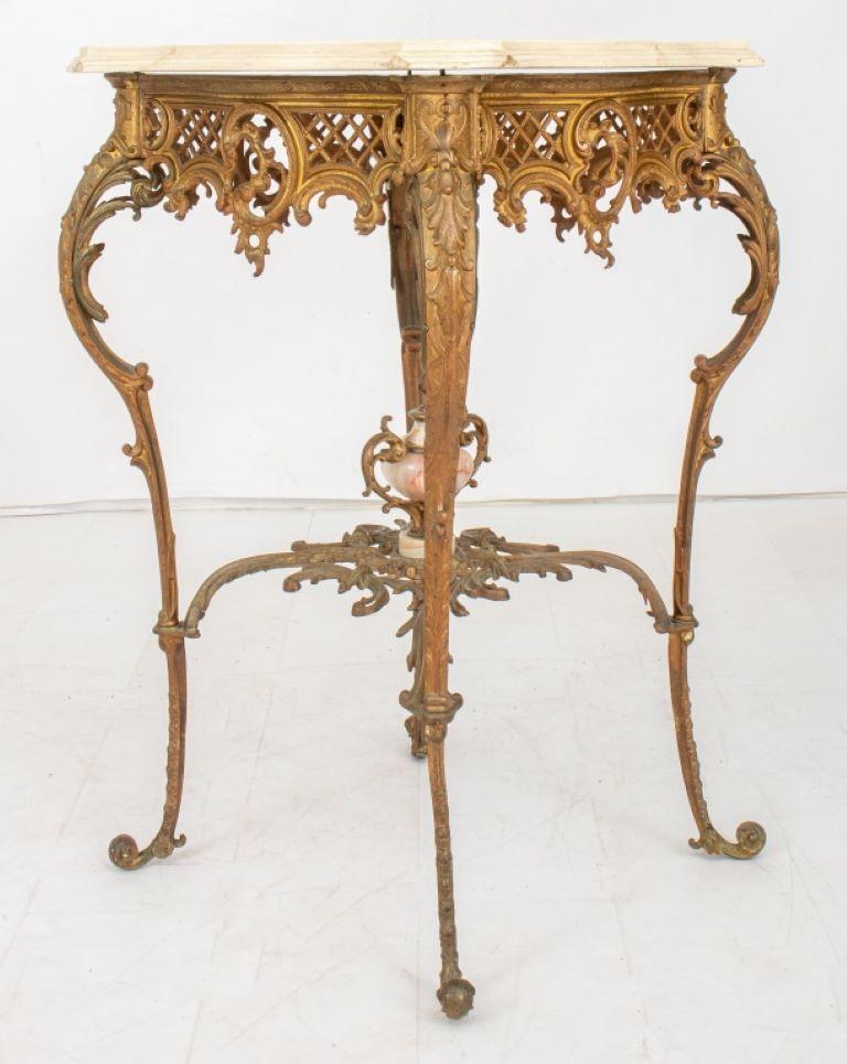 Victorien Table victorienne surmontée de marbre et de métal doré en vente