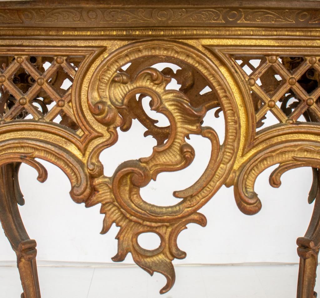 Inconnu Table victorienne surmontée de marbre et de métal doré en vente