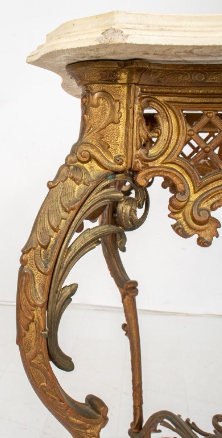Viktorianischer Tisch aus vergoldetem Metall mit Marmorplatte (18. Jahrhundert) im Angebot