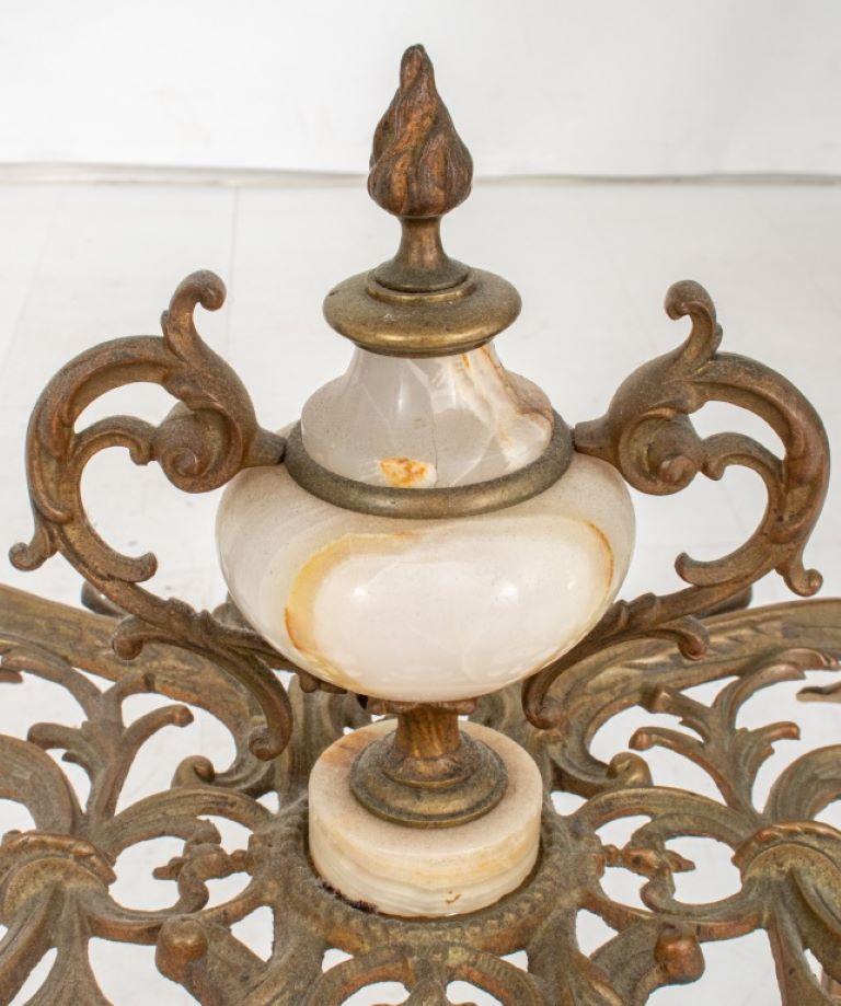 XVIIIe siècle Table victorienne surmontée de marbre et de métal doré en vente