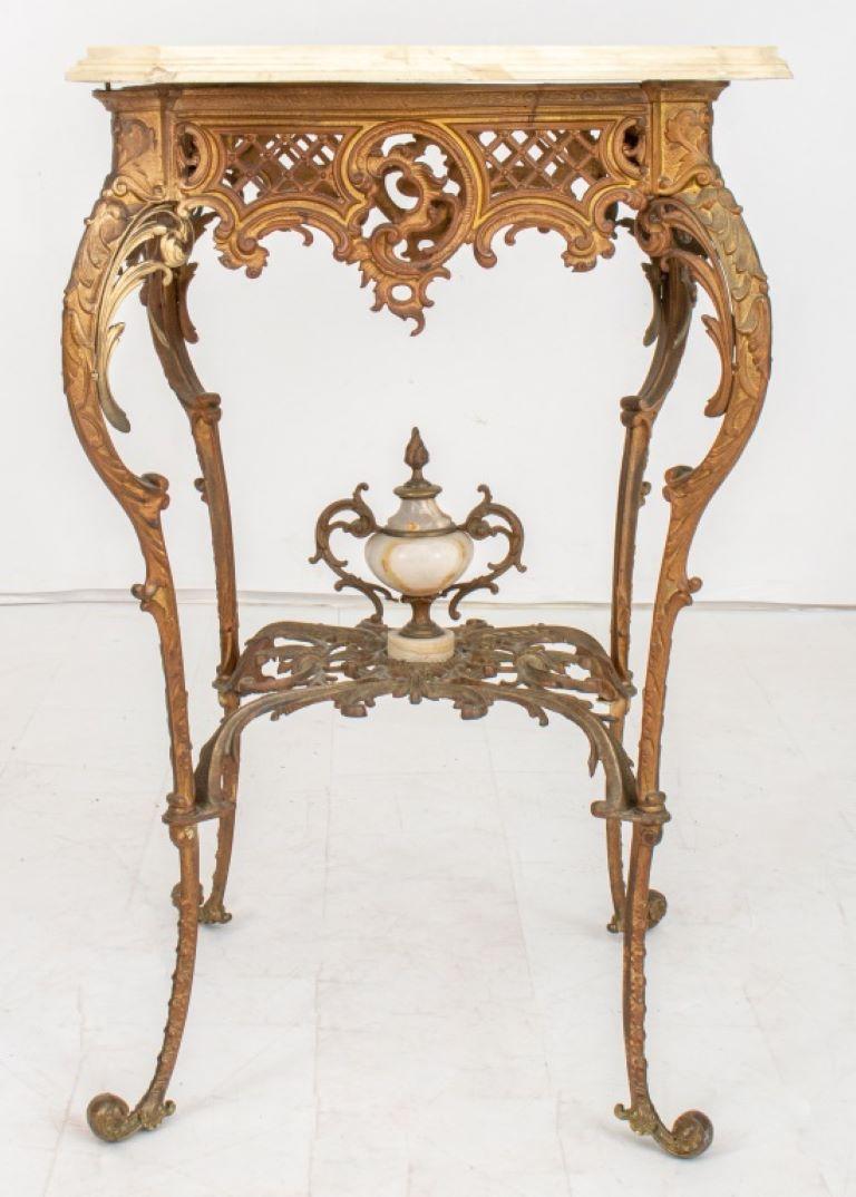 Marbre Table victorienne surmontée de marbre et de métal doré en vente