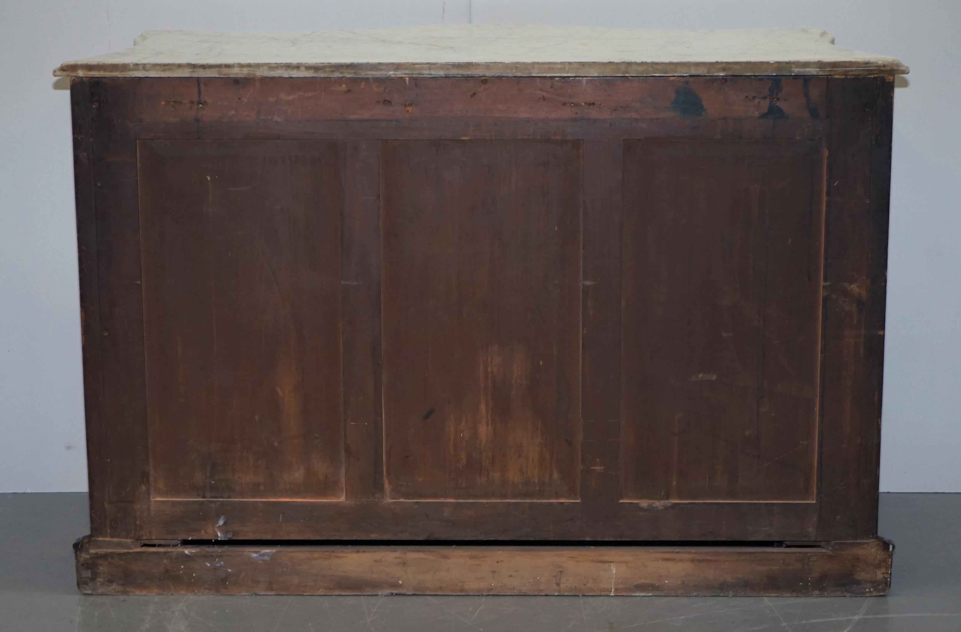 Viktorianisches geschnitztes Sideboard mit Marmorplatte und Serpentinenfront von Verni Martin im Angebot 10