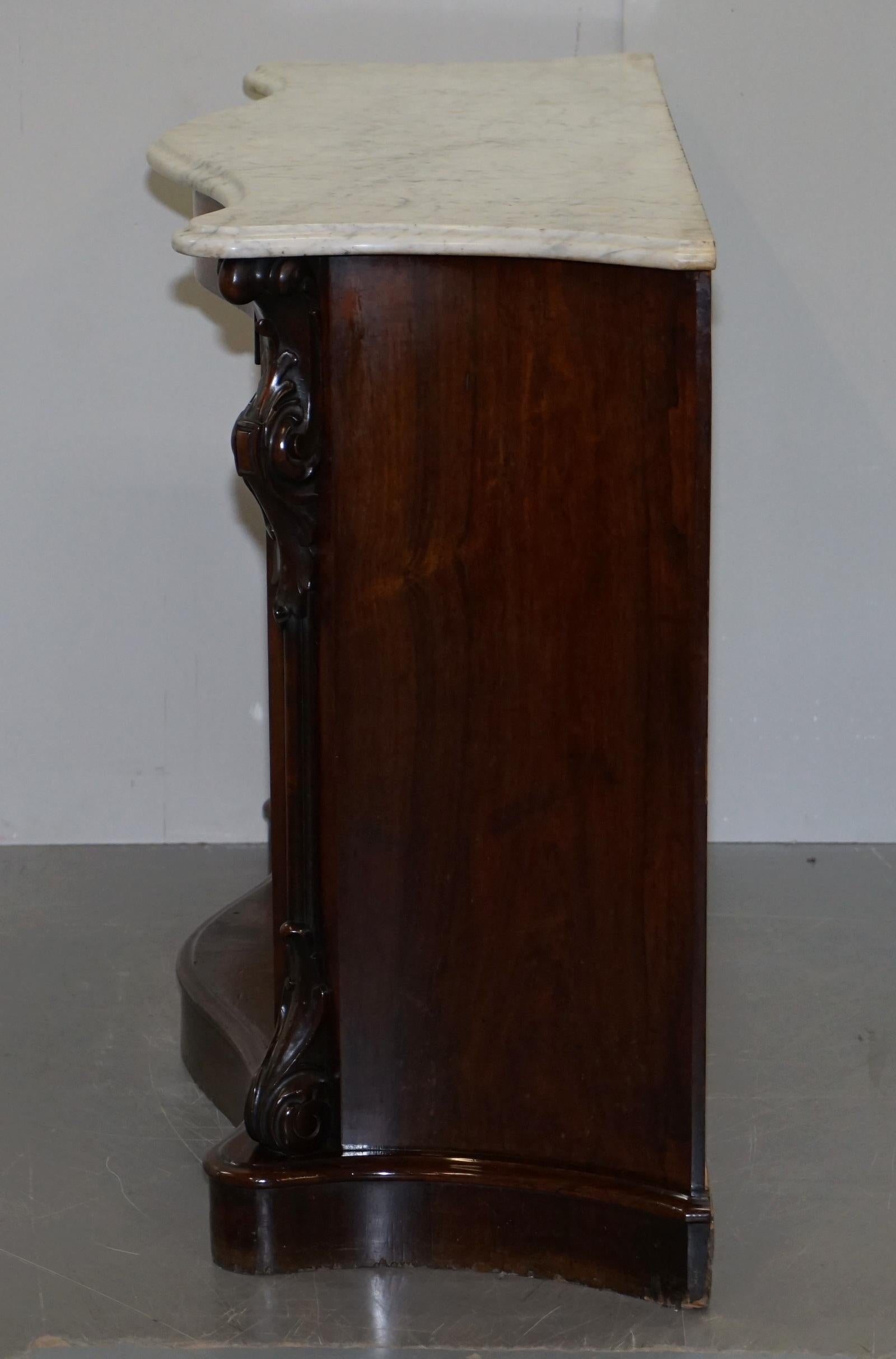 Viktorianisches geschnitztes Sideboard mit Marmorplatte und Serpentinenfront von Verni Martin im Angebot 11