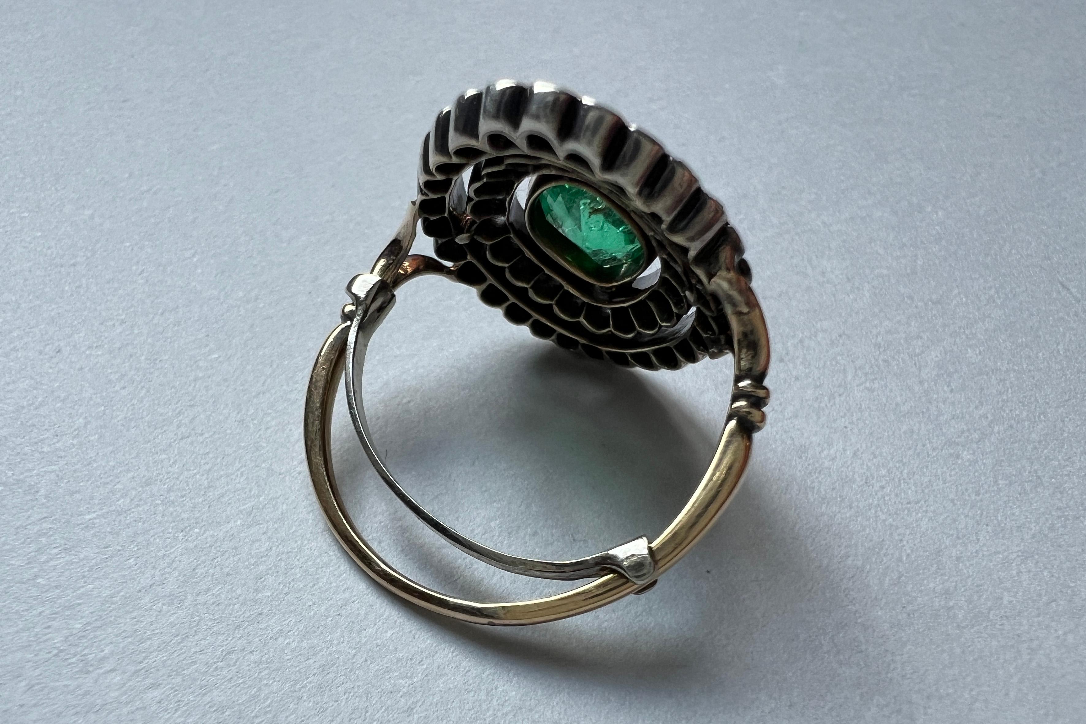 Victorian Marquise ring in 18kt yellow gold and silver with diamonds and emeralds In Excellent Condition For Sale In Milano, IT